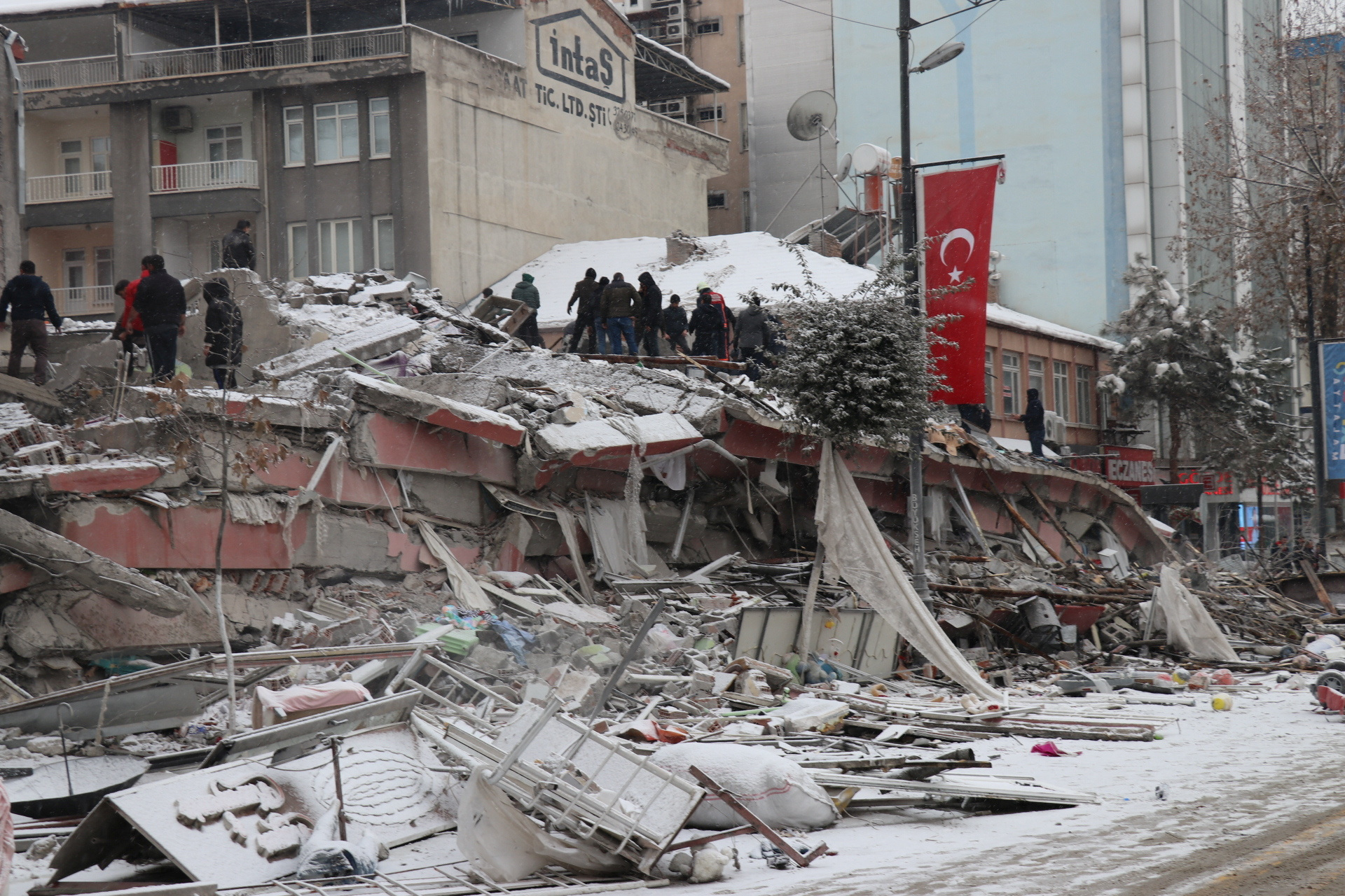 Los rescatistas sacan a una persona de un edificio derrumbado después de un terremoto en Malatya, Turquía. Agencia de noticias Ihlas (IHA) vía REUTERS
