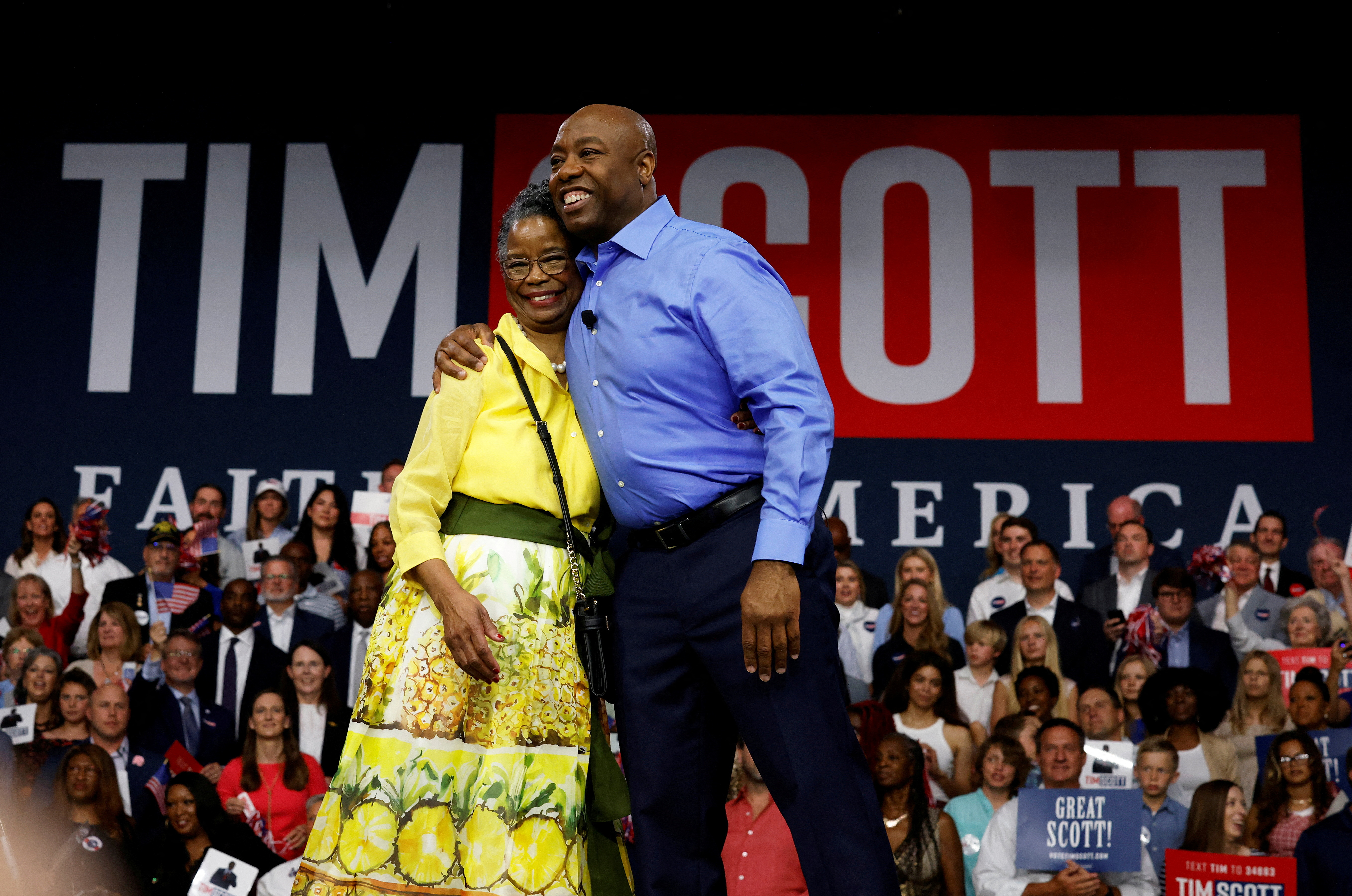 El Senador estadounidense Tim Scott (republicano de Carolina del Sur) abraza a su madre Frances luego de anunciar su candidatura para la carrera presidencial republicana de 2024 el 22 de mayo de 2023. REUTERS/Randall Hill. 
