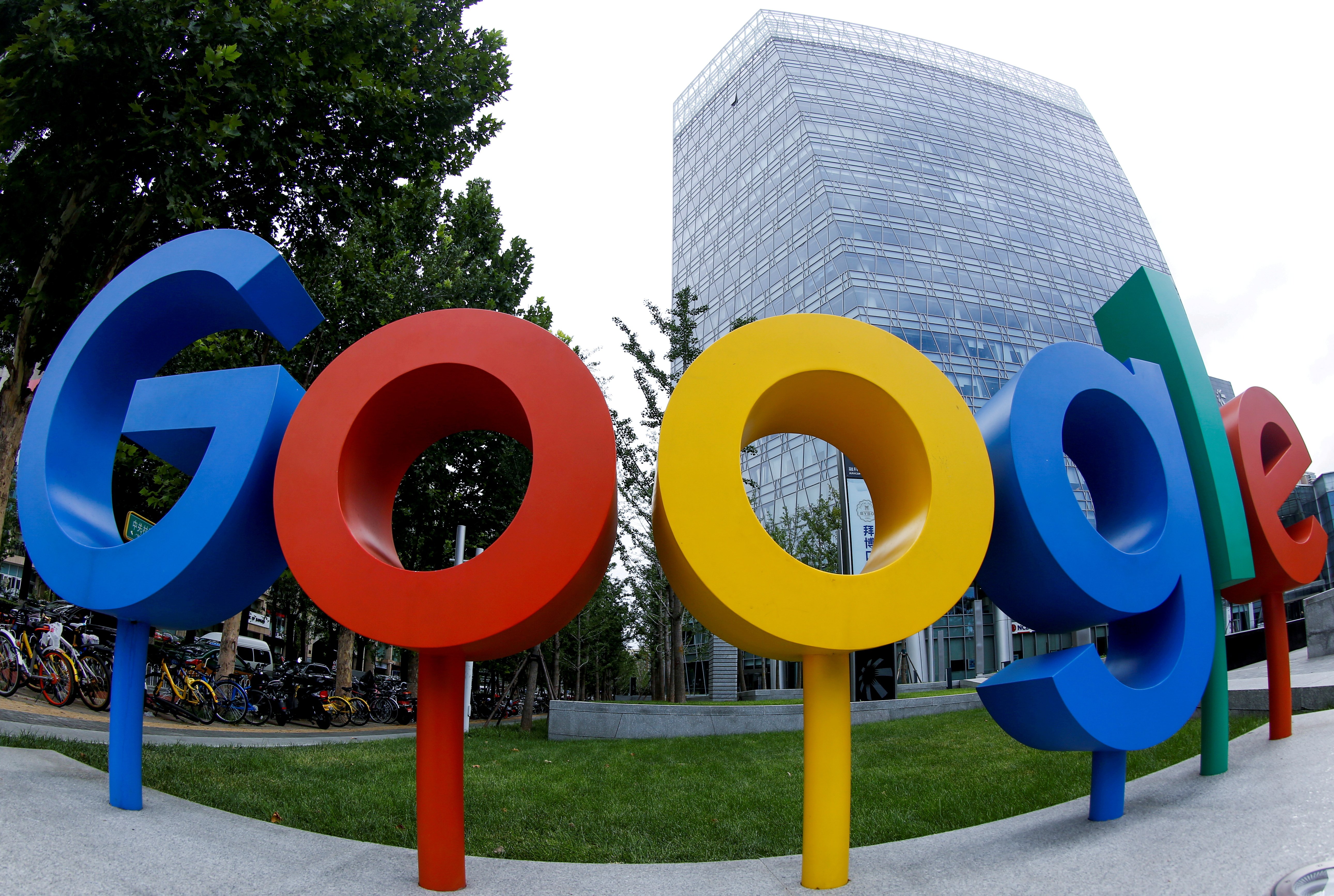 Alphabet, empresa matriz de Google, ocupa el segundo lugar en el ranking (REUTERS/Thomas Peter/File Photo)