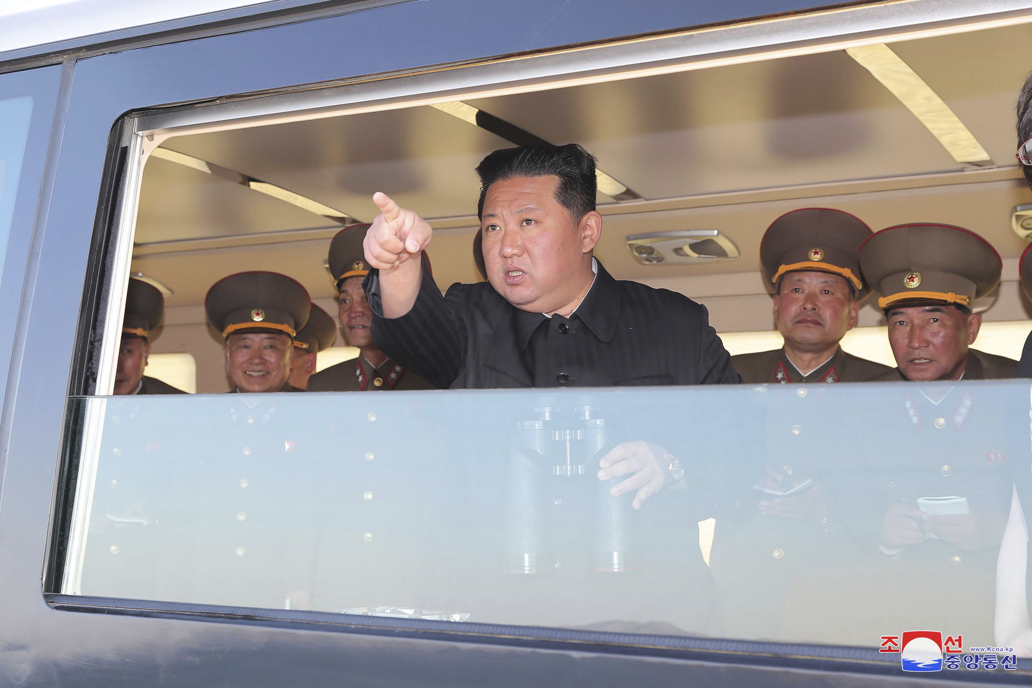 Esta foto sin fecha proporcionada el domingo 17 de abril de 2022 por el gobierno de Corea del Norte muestra a Kim Jong Un en un lugar no revelado en Corea del Norte. (Agencia Central de Noticias de Corea/ Servicio de Noticias de Corea a través de AP)


