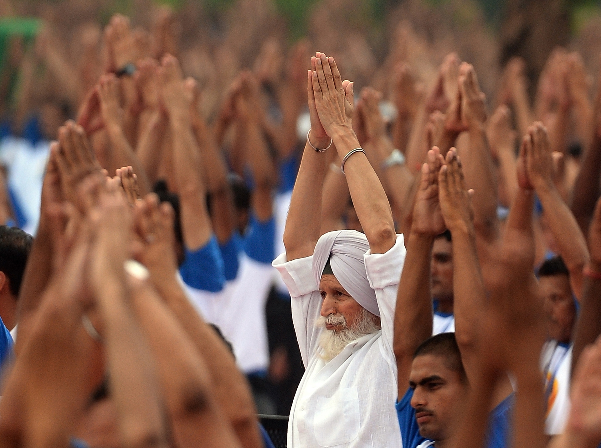 El objetivo de la observación Día Internacional del Yoga el 21 de junio son las demostraciones armoniosas masivas de esta disciplina milenaria (Foto: AFP PHOTO / PRAKASH SINGH)