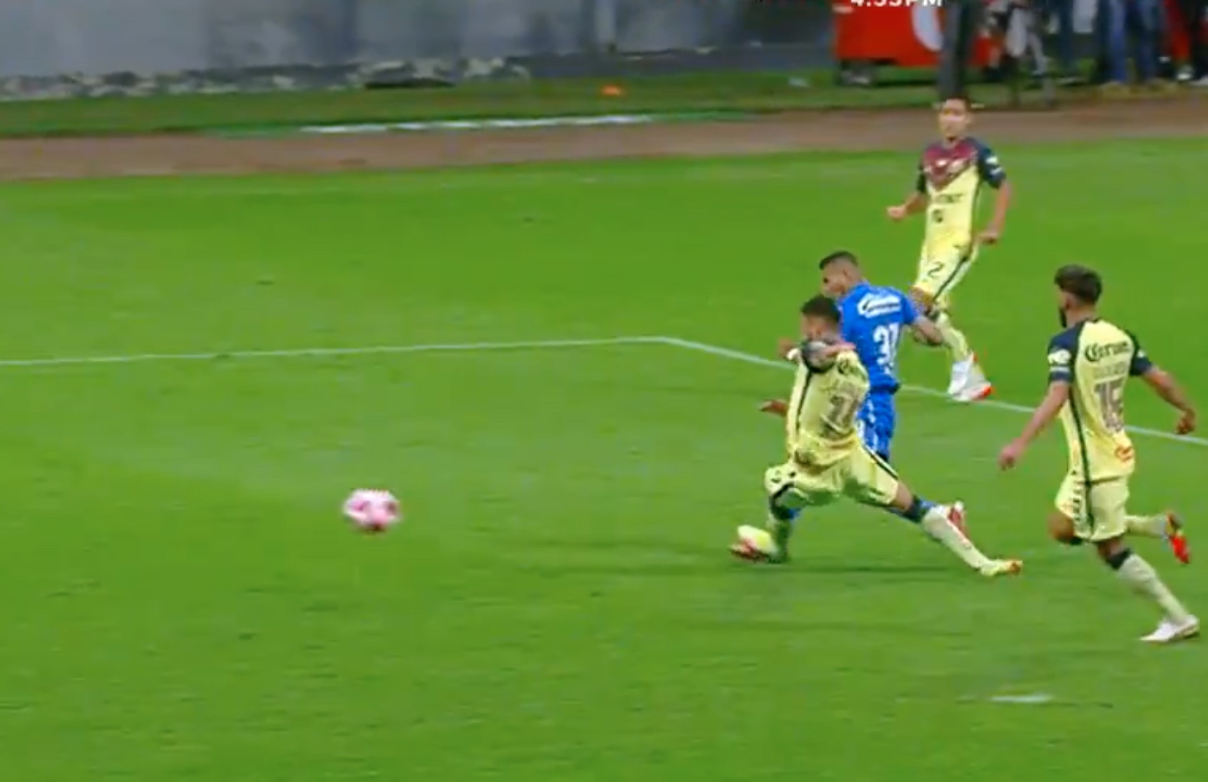 Toma de la plancha de Emanuel Aguilera sobre Orbelín Pineda en el América vs Cruz Azul del Apertura 2021 que provocó el penal de último minuto (Foto: Twitter/@TUDNMEX)