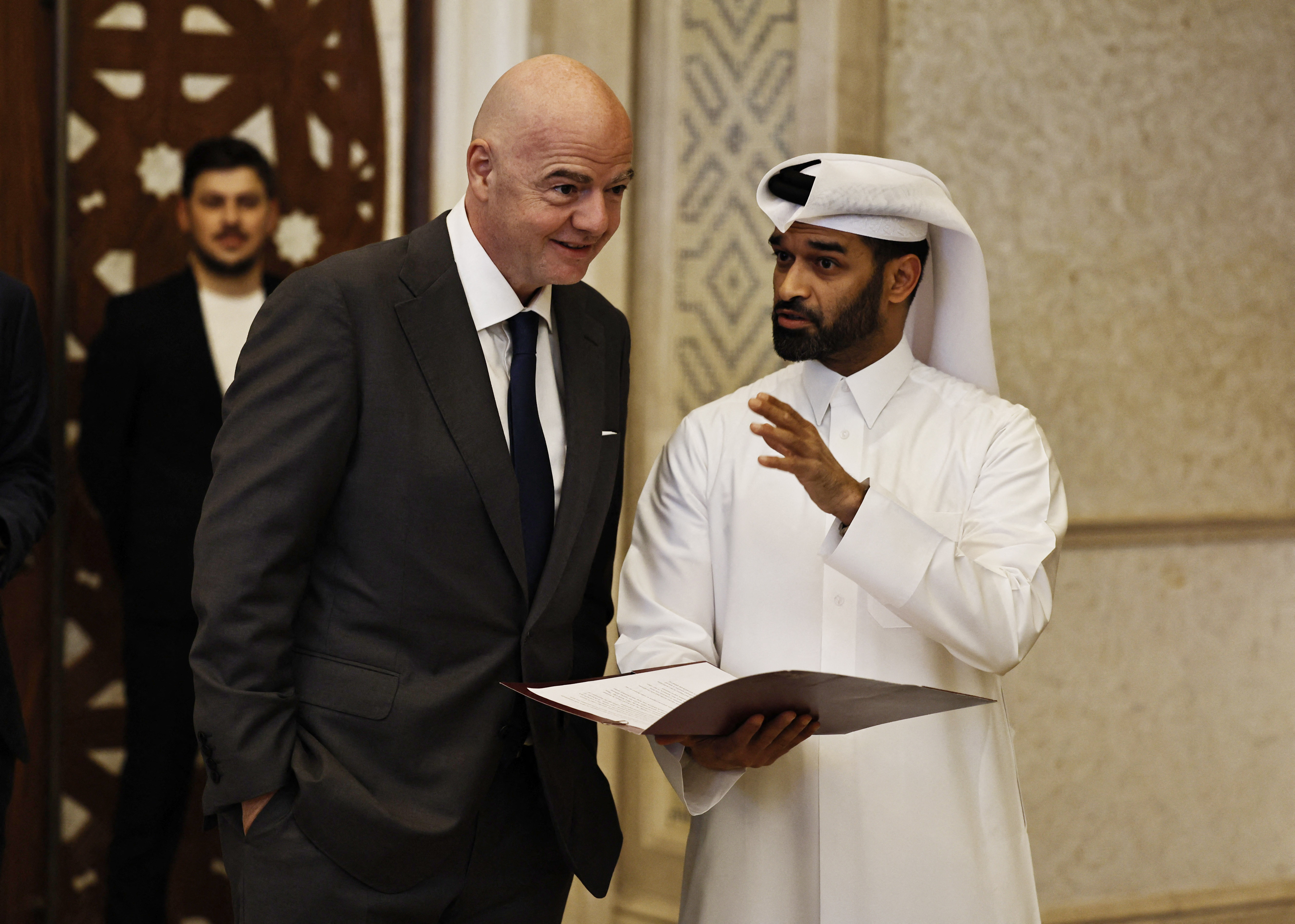 El presidente de la FIFA, Gianni Infantino, con Hassan Al-Thawadi, cabeza de la agencia qatarí que tuvo a su cargo la organización del Mundial 
REUTERS/Hamad I Mohammed