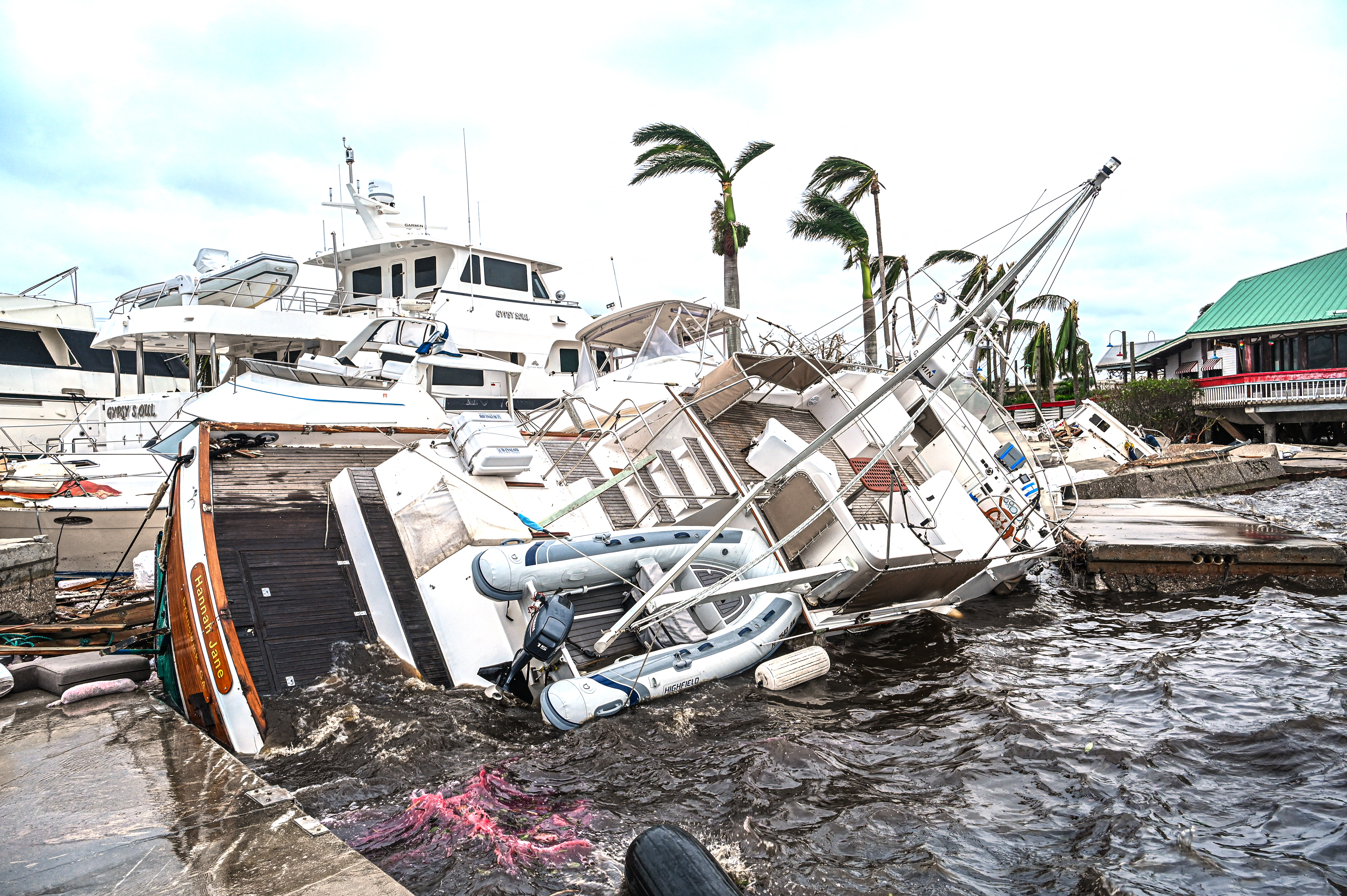 Un barco está parcialmente sumergido en un puerto deportivo después del huracán Ian en Fort Myers, Florida, el 29 de septiembre de 2022. (Giorgio VIERA / AFP)