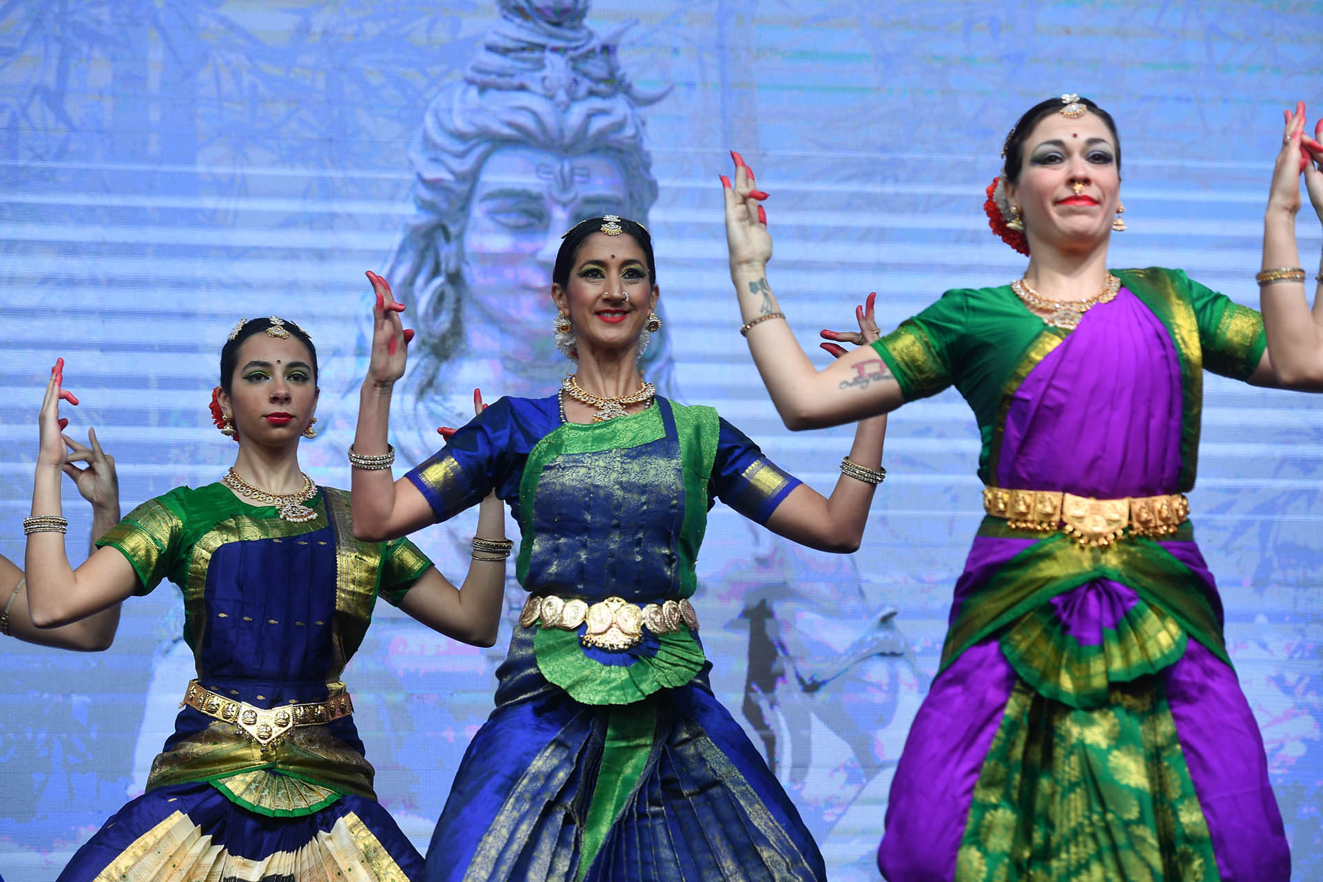 Las danzas típicas amenizaron la jornada por el Día Internacional del Yoga 