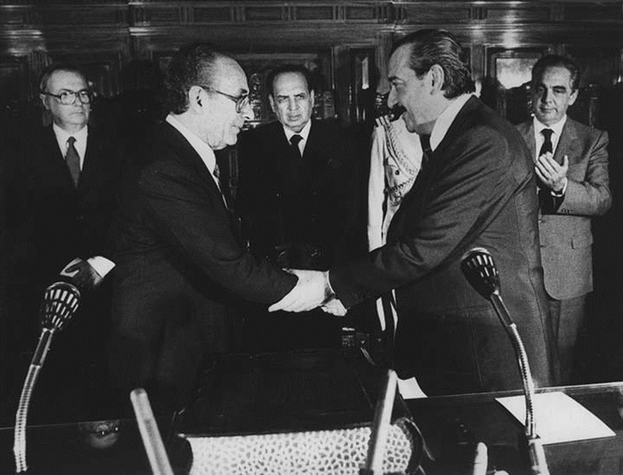 Los integrantes de la nueva Corte Suprema saludan al presidente Alfonsín