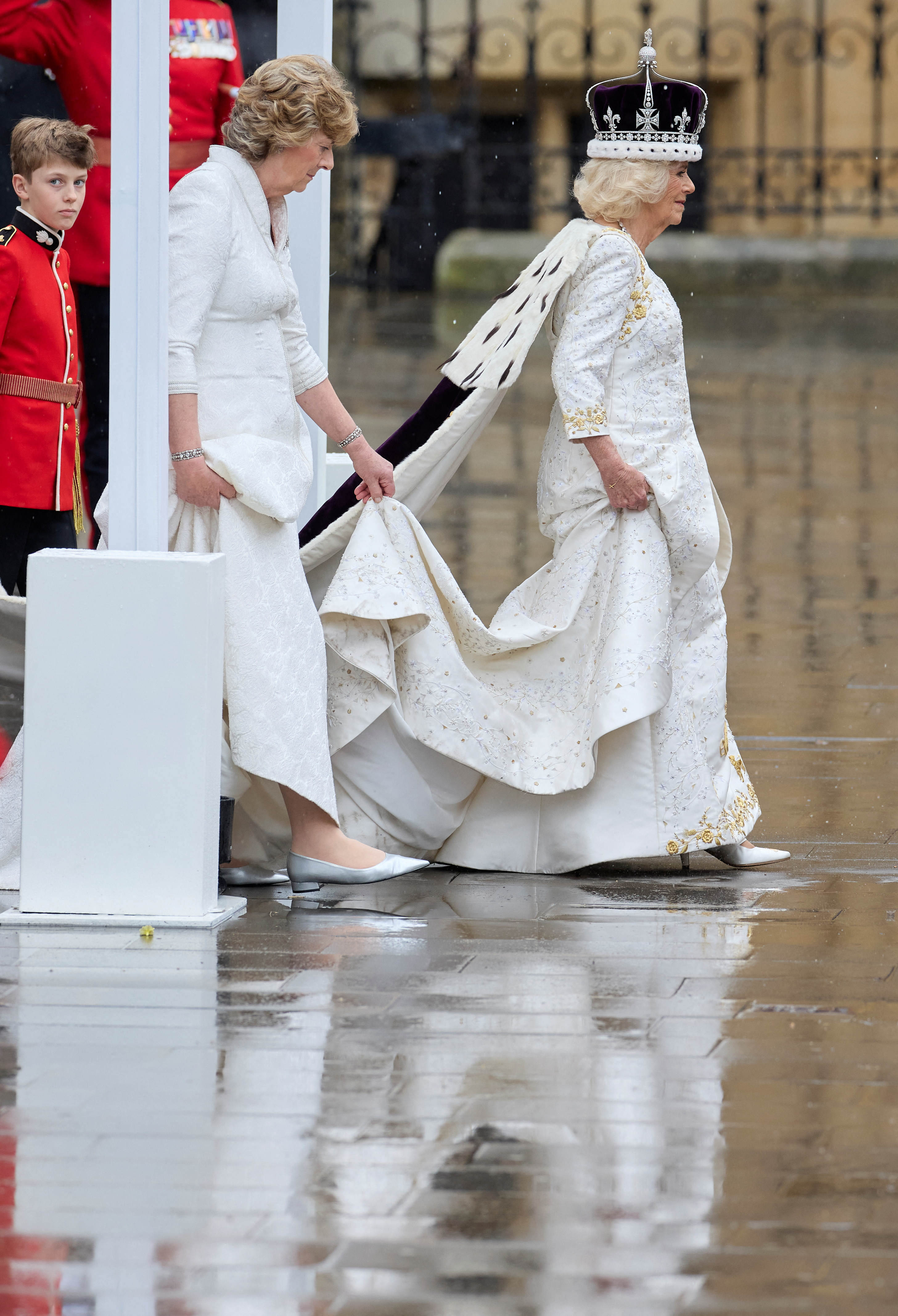 Camila optó por llevar un vestido de Alta Costura de uno de los diseñadores favoritos de Diana de Gales. (FOTO: REUTERS)