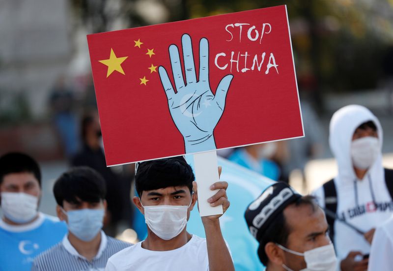 Manifestantes uigures en una protesta contra China en Estambul, Turquía en octubre 2020. REUTERS/Murad Sezer