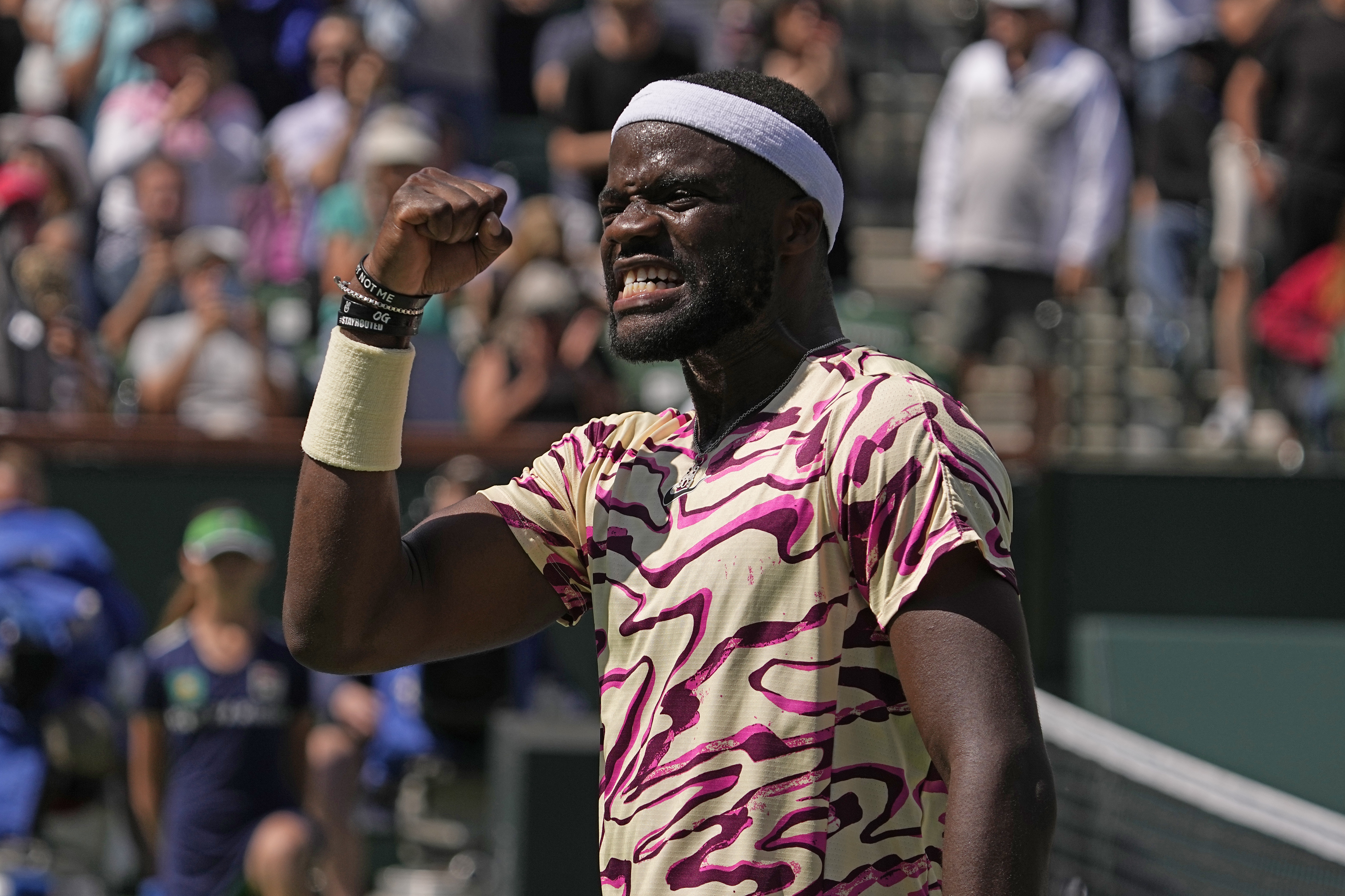 Frances Tiafoe, de Estados Unidos, reacciona después de ganar su partido en contra de Cameron Norrie, de Gran Bretaña, en el torneo BNP Paribas Open, el miércoles 15 de marzo de 2023, en Indian Wells, California. (AP Foto/Mark J. Terrill)