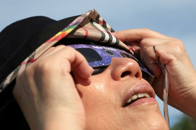 Los especialistas recomiendan usar siempre medios de protección para poder ver los eclipses solares de forma segura (REUTERS/Ann Wang)