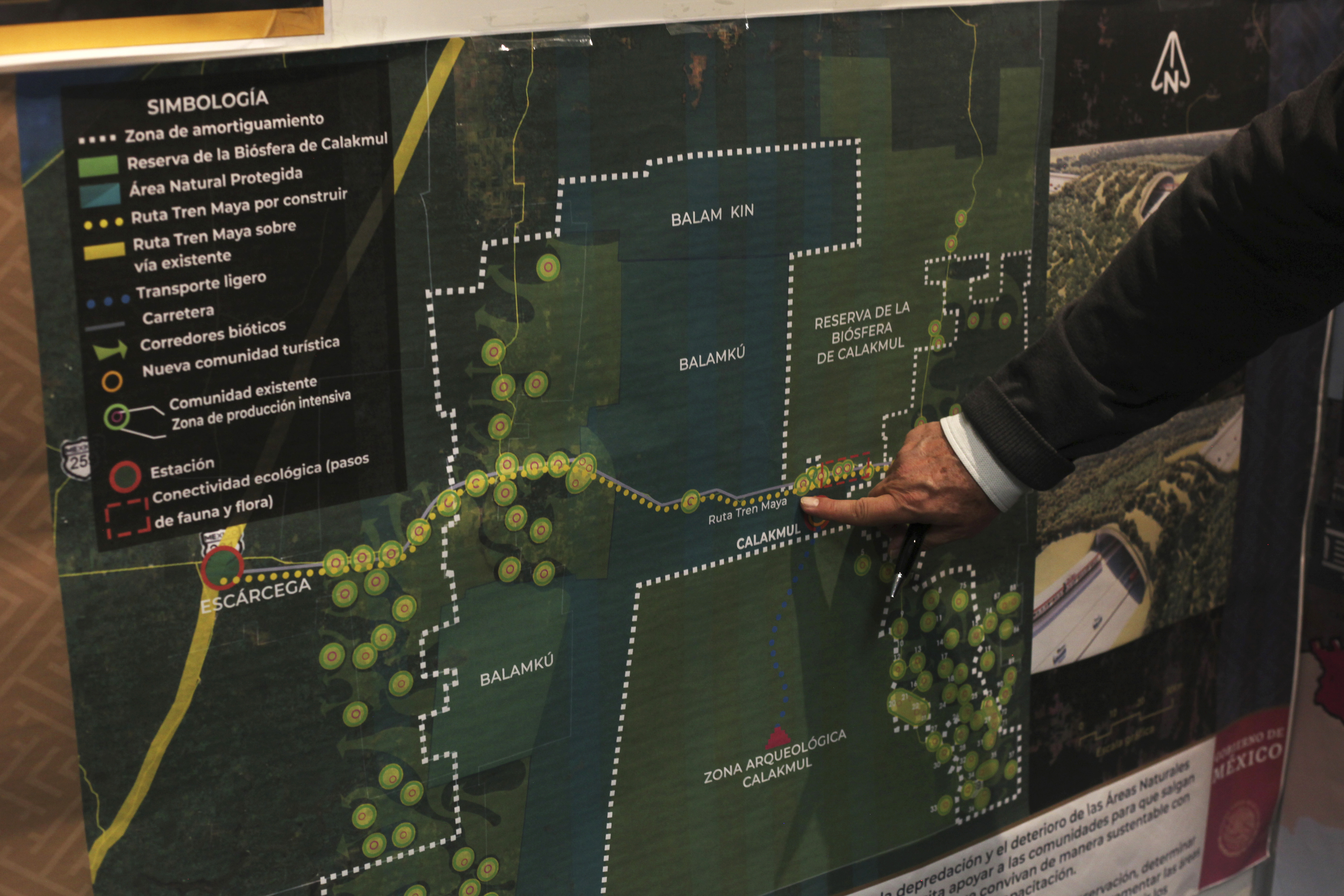 Rogelio Jiménez Pons, director de Fonatur, señala un mapa de la ruta planeada del Tren Maya Foto: AP /Marco Ugarte
