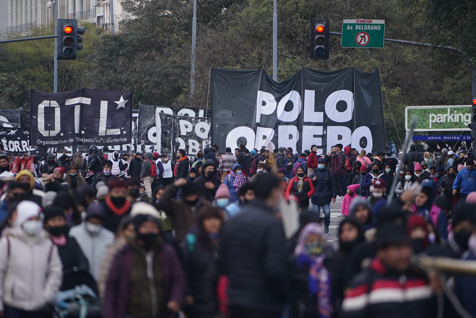 Manifestantes con banderas del Polo Obrero, una de las organizaciones que convocó a protestar en reclamo de más planes sociales y la implementación del salario básico universal (Franco Fafasuli)