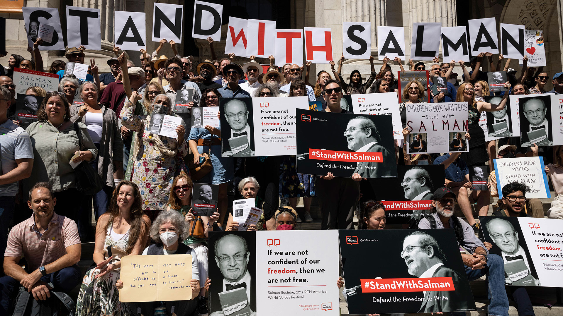 Escritores y activistas participaron en Nueva York de un homenaje a Salman Rushdie (AP Photo/Yuki Iwamura)