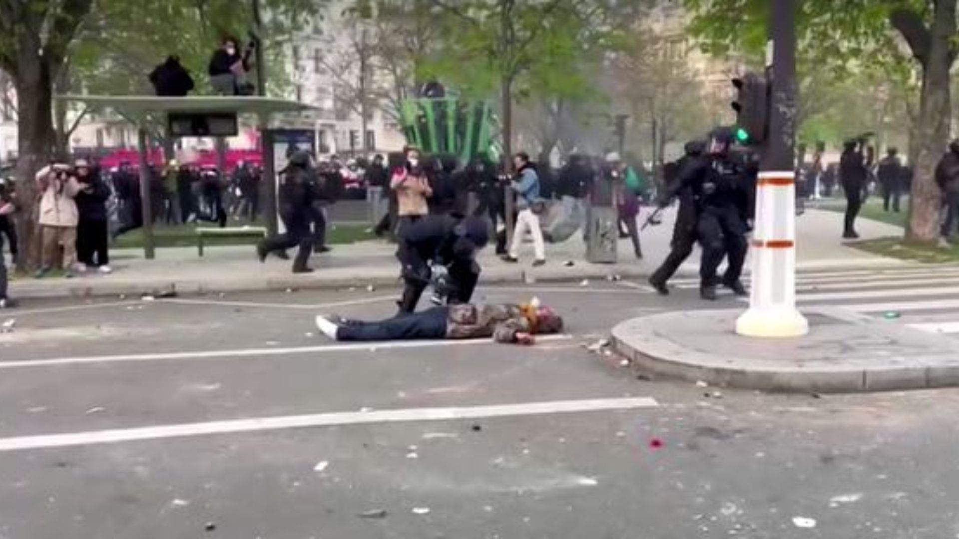 Video: policía antidisturbios dejó inconsciente a un hombre durante protesta en París