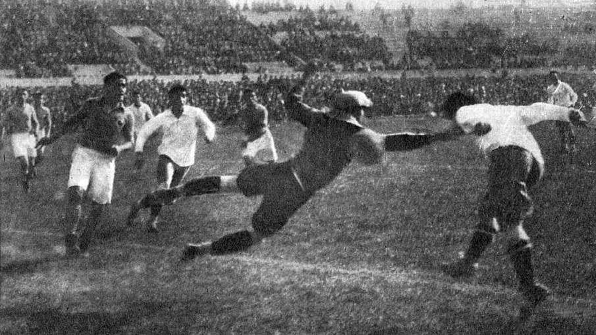 En "Historias insólitas de los Mundiales de Fútbol", el argentino Luciano Wernicke investigó una a una las 22 ediciones del campeonato deportivo más importante del mundo, desde Uruguay 1930 (foto) hasta Qatar 2022.