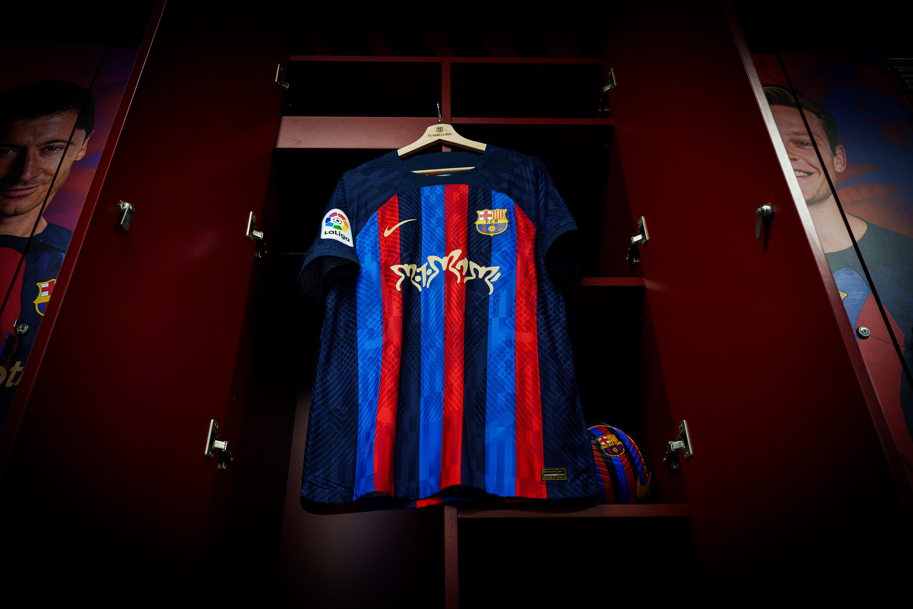 Las inéditas imágenes de la camiseta con logo de “Motomami” de Rosalía que el FC Barcelona utilizará durante el Clásico