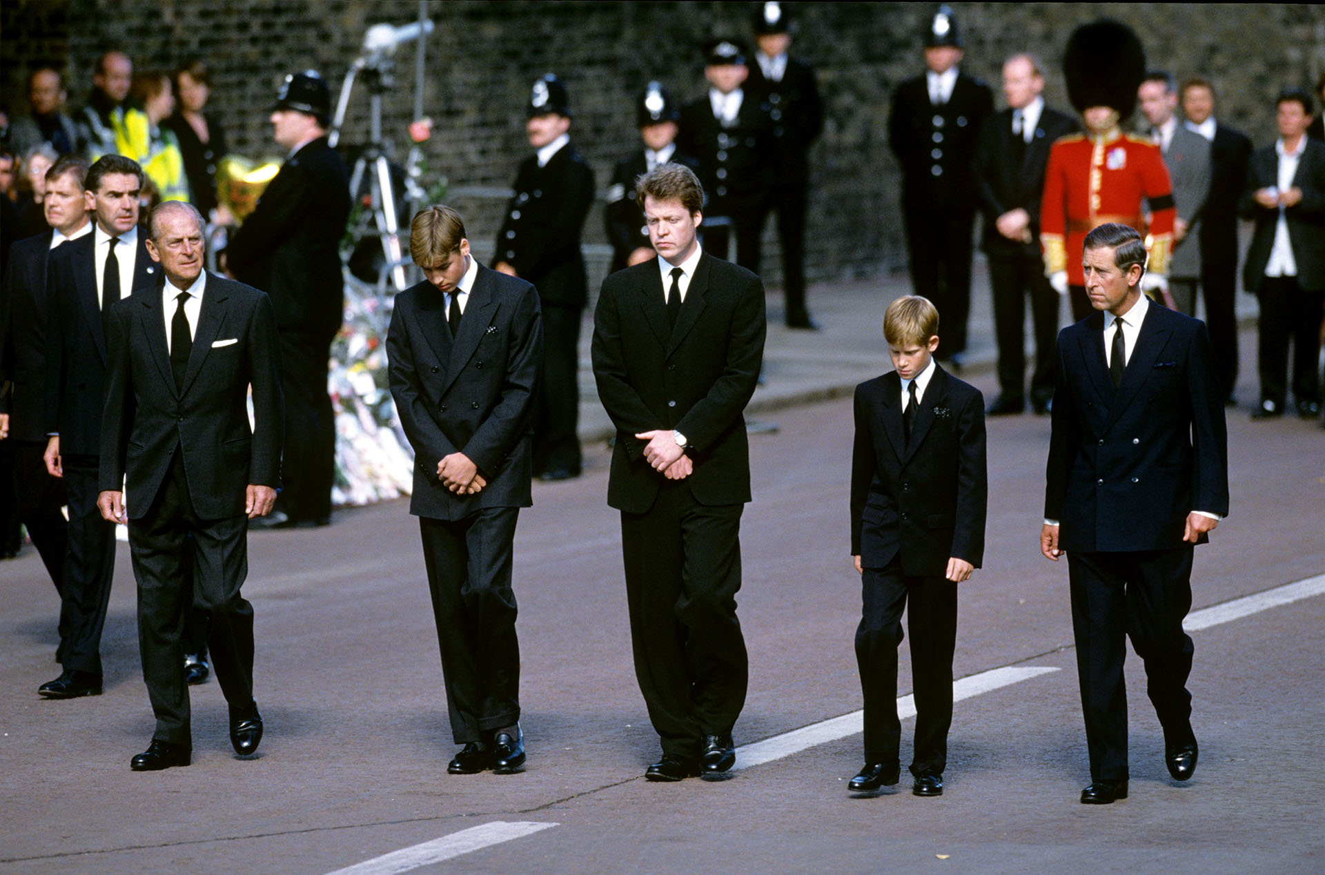 El Príncipe Carlos junto a William y Henry, sus hijos, asistiendo al multitudinario funeral de Lady Di, el 6 de septiembre de 1997 (The Grosby Group)