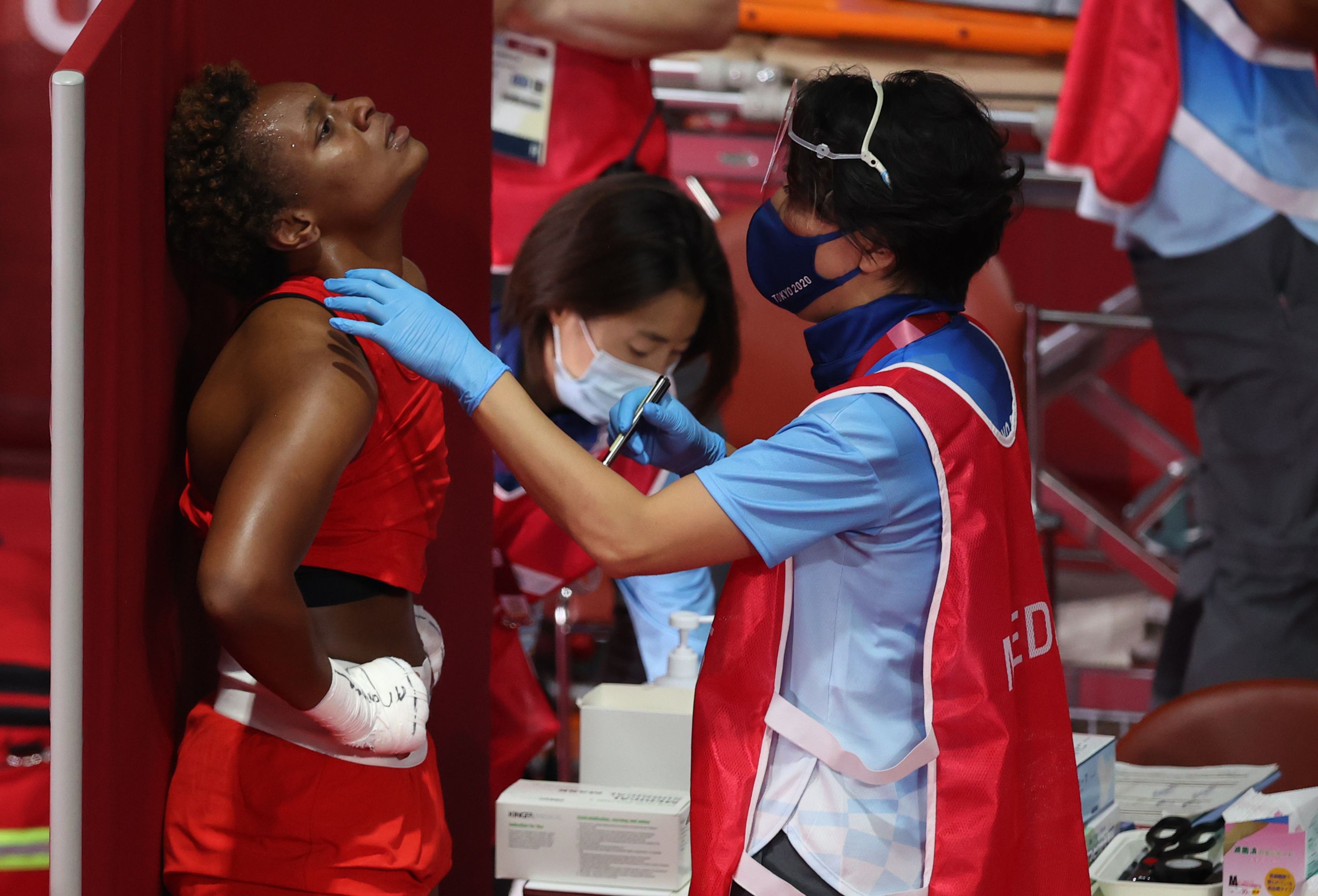 La boxeadora Oshae Jones recibió atención médica tras su presentación en el torneo femenino.