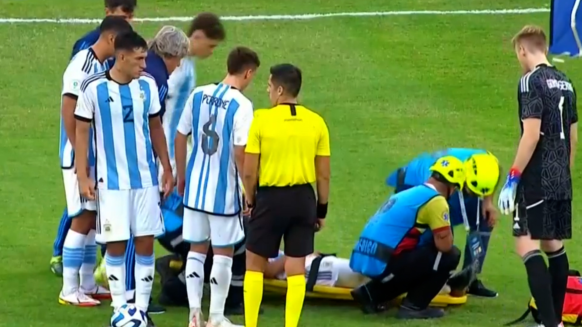Alarma en la selección argentina sub 20 por Facundo Buonanotte: sufrió una dura caída y fue retirado en ambulancia