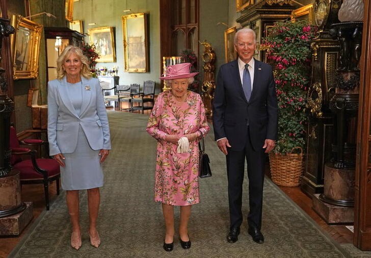 La reina Isabel junto al presidente de EEUU, Joe Biden, y la primera dama Jill Biden en el Gran Pasillo del Castillo de Windsor. La reina mantuvo durante 70 años diálogo político con centenares de líderes mundiales. (Steve Parsons/Pool vía Reuters)