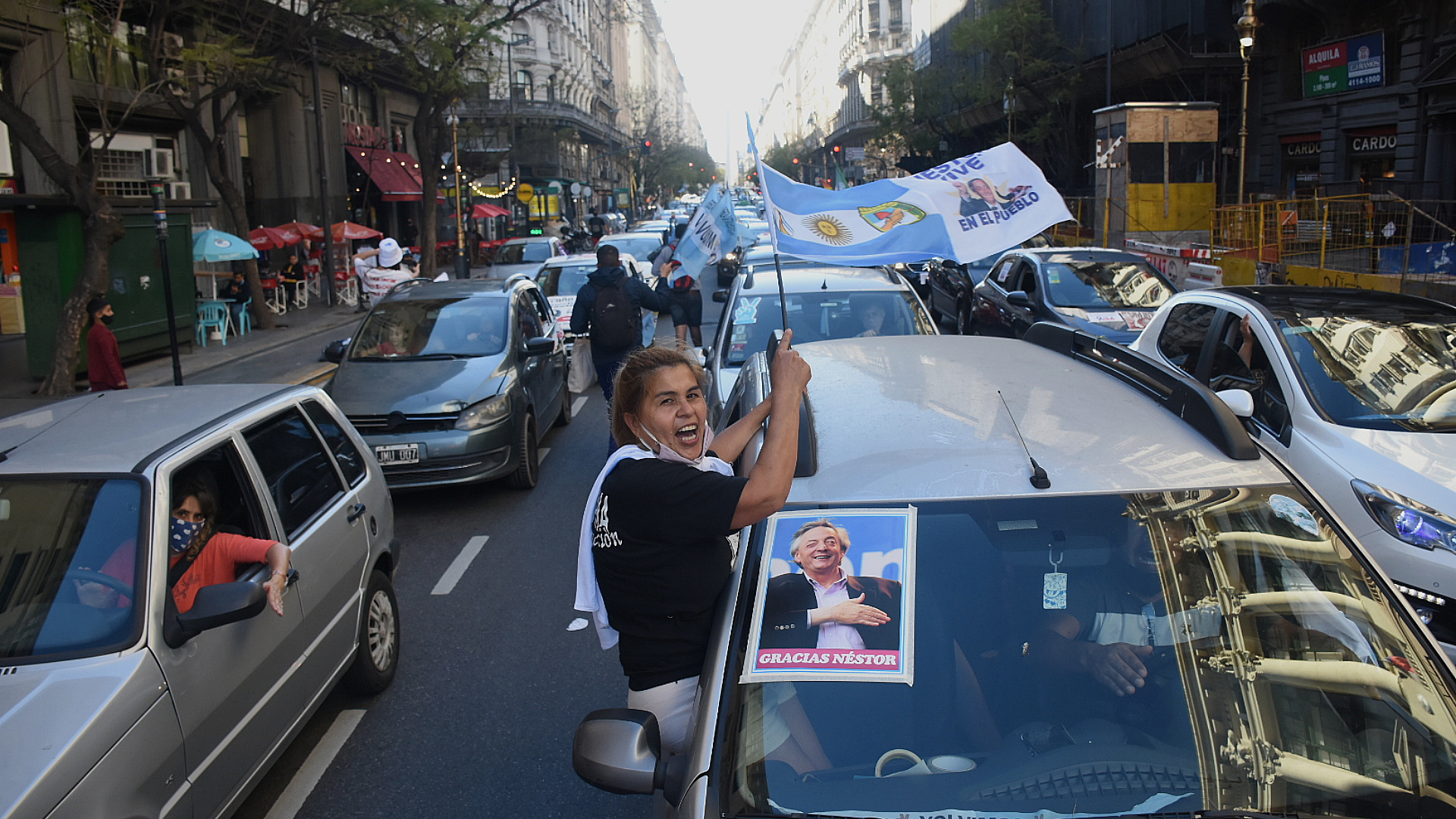 Con una caravana de autos homenajearon a N stor Kirchner en Plaza