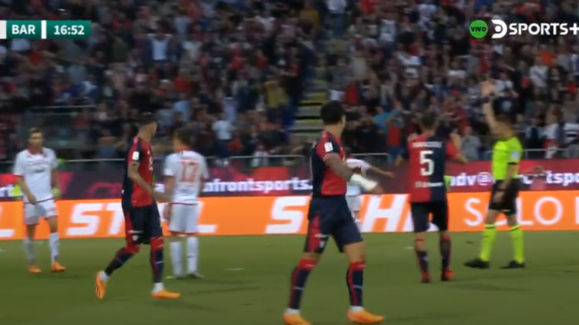 Gol anulado a Gianluca Lapadula en Cagliari vs Bari: el peruano había dejado en el suelo a los defensas rivales