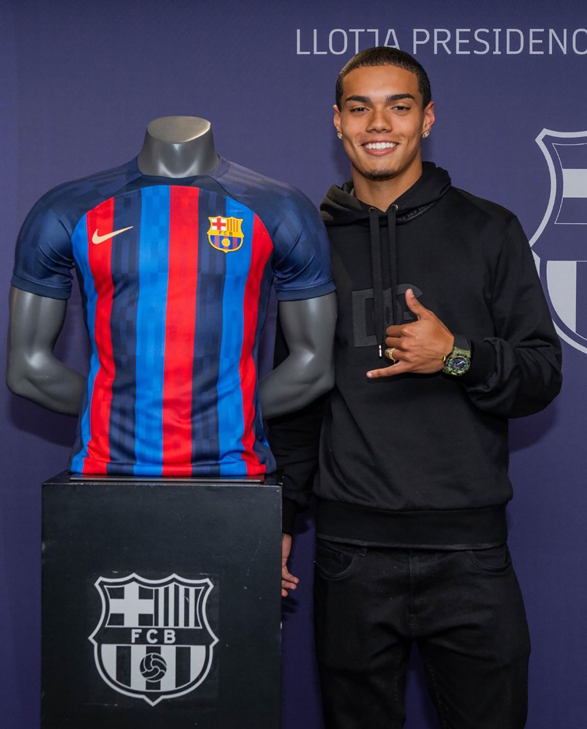 João Mendes de Assis Moreira posó con la camiseta del Barcelona