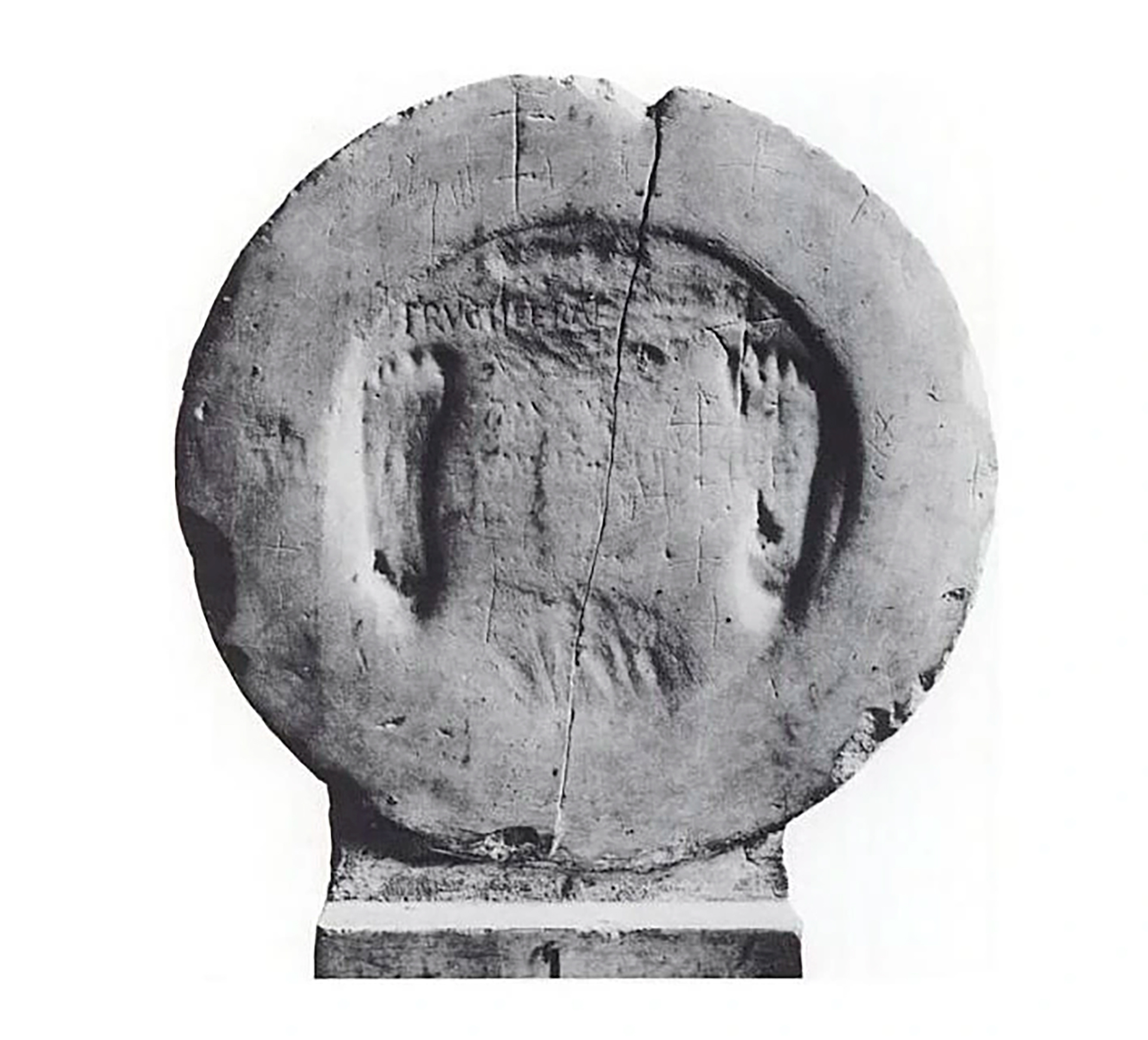 Piedra circular con la huela de San Miguel Arcángel en Roma (romaleggendaria.blogspot.it)
