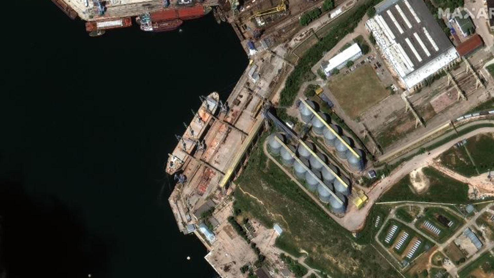 Imágenes satelitales muestran cómo los rusos cargan en sus barcos toneladas de grano ucraniano robado (Maxar Technologies)