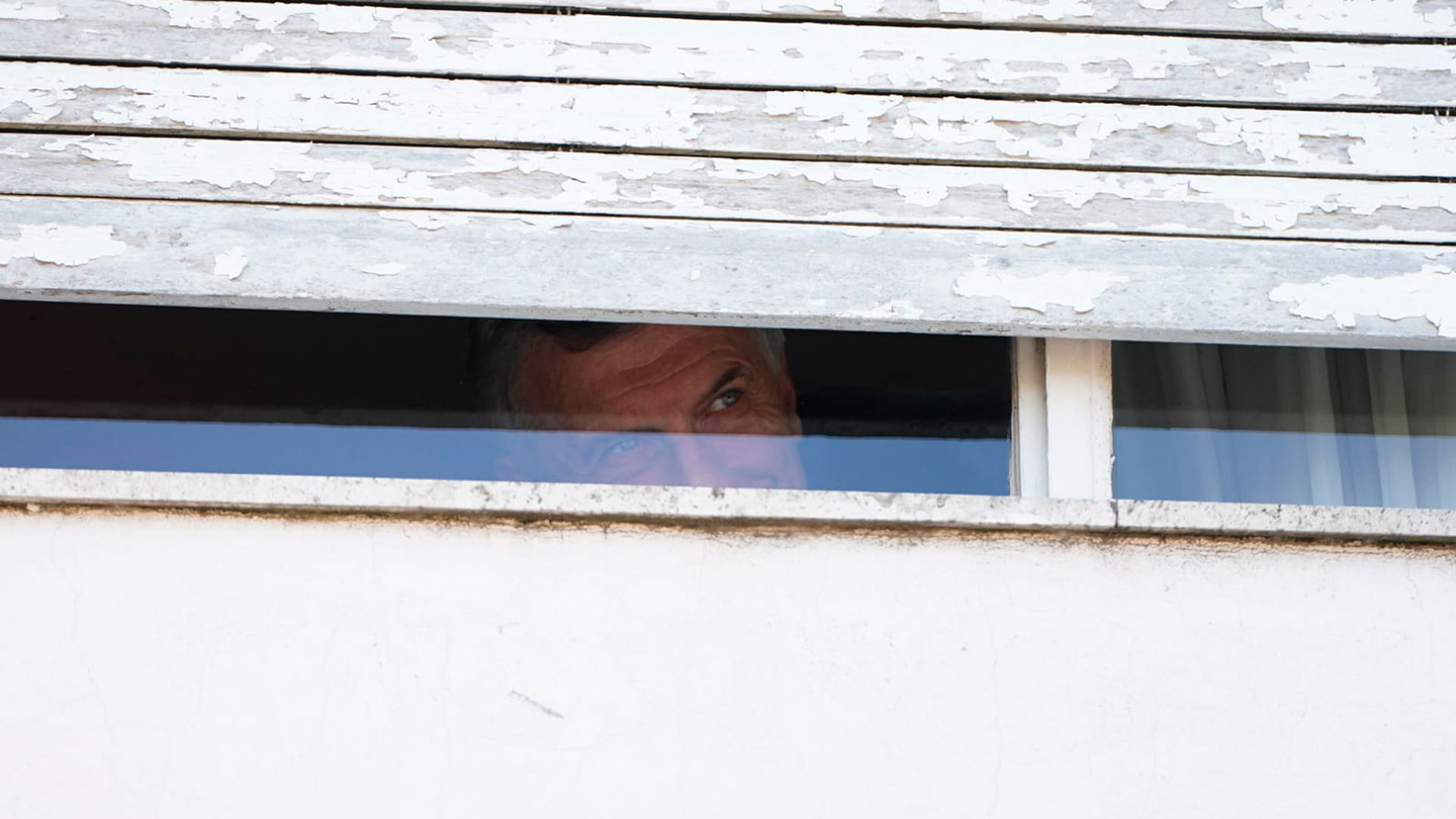 Mauricio Macri mira desde una ventana del Juzgado (Foto: Franco Fafasuli)