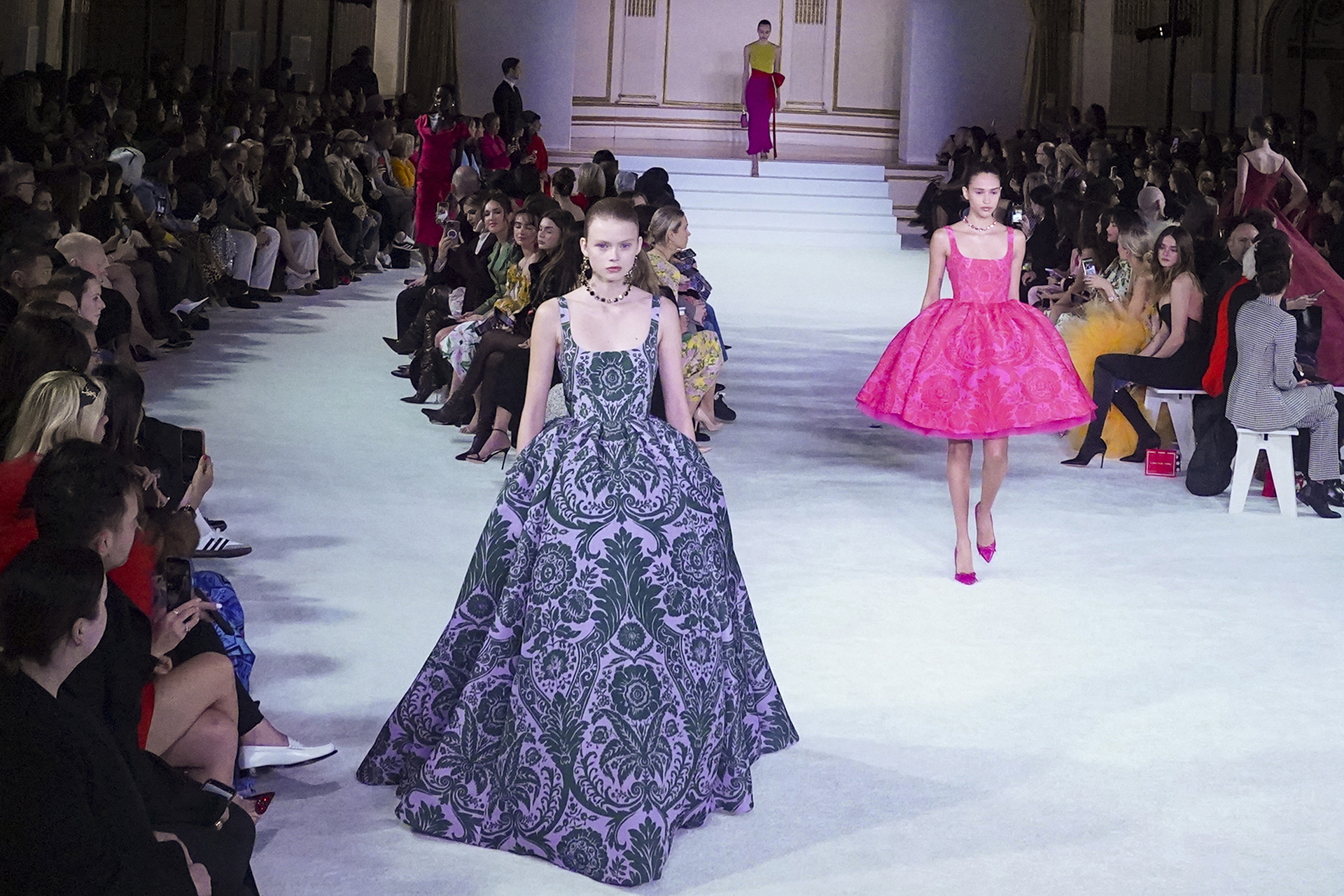 La moda de la última colección de Carolina Herrera se modela durante la Semana de la Moda en Nueva York. 
