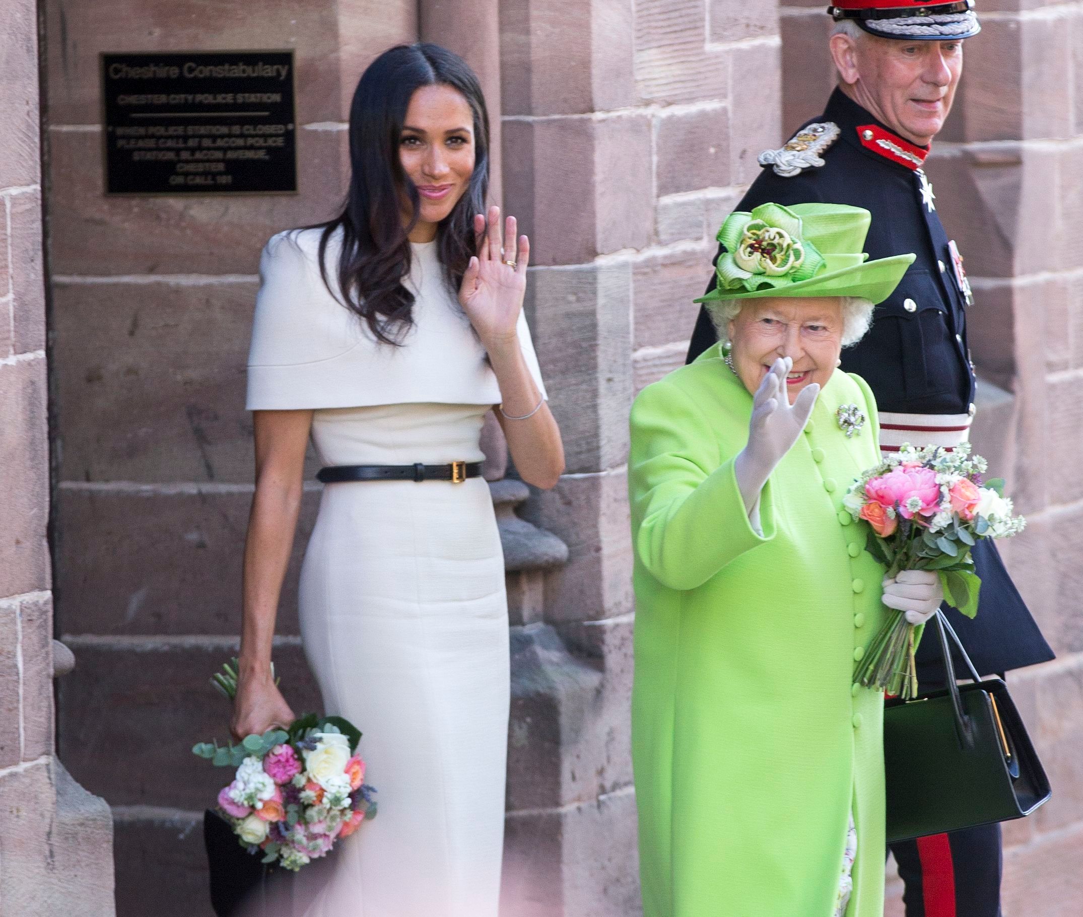 La reina Isabel II en un compromiso oficial con Meghan Markle en 2018