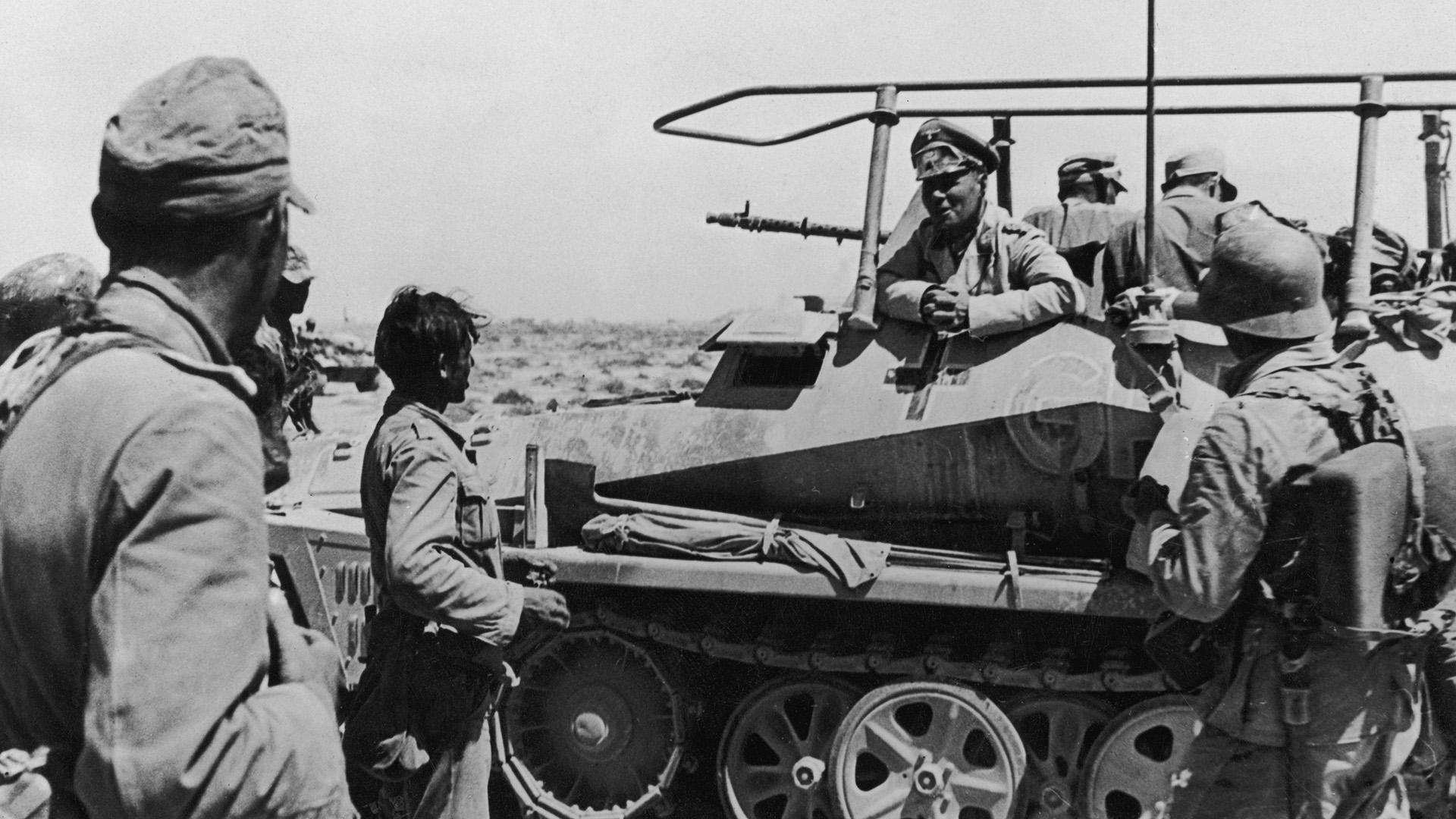 Erwin Rommel le habla a sus soldados durante el sitio de Tobruk, en Libia, el 22 de junio de 1942, cuando todavía era la estrella del ejército nazi (Photo by Heinrich Hoffmann/Hulton Archive/Getty Images)