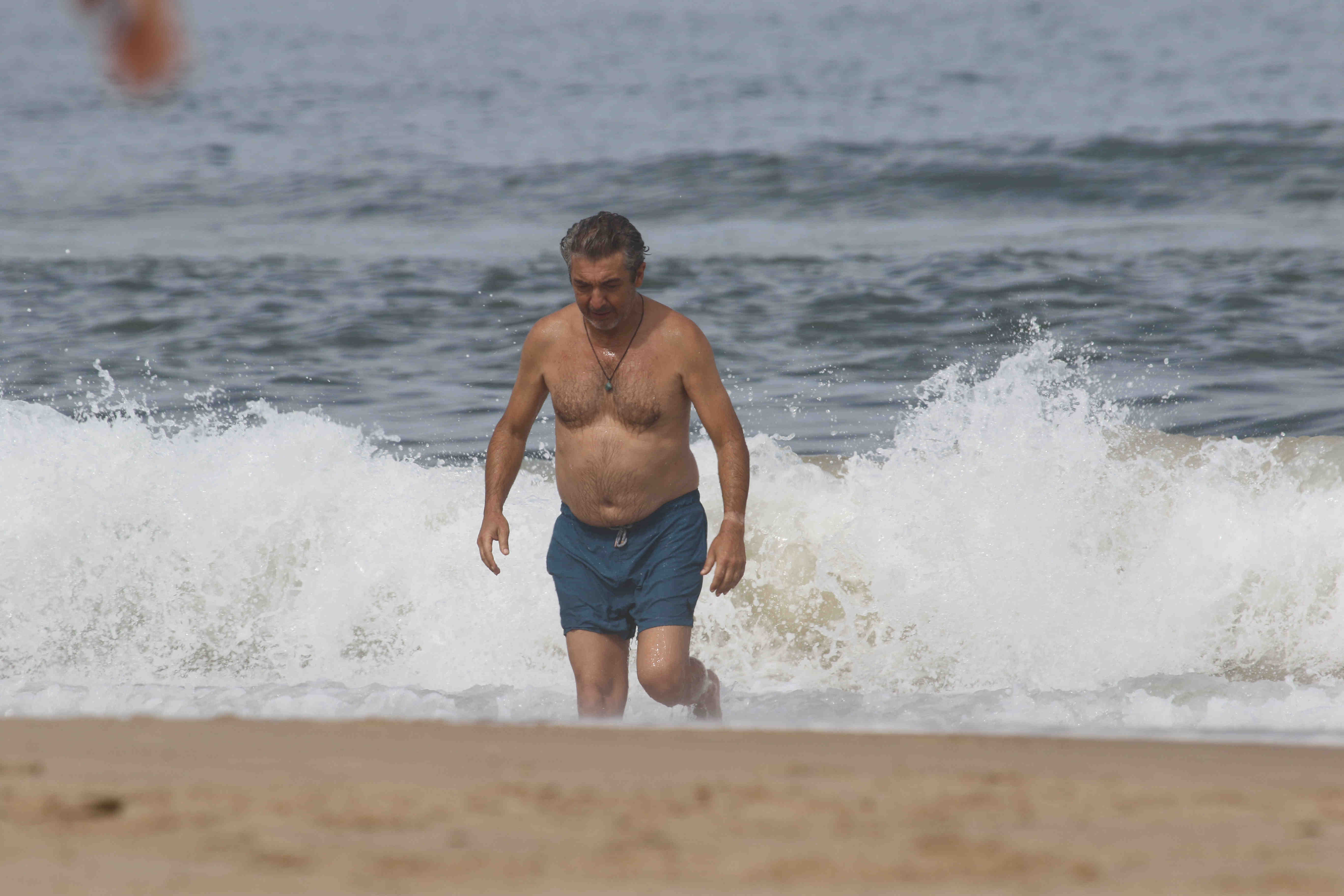 Ricardo Darín celebró sus 65 años con un chapuzón en el mar (Fotos: Ramiro Souto)