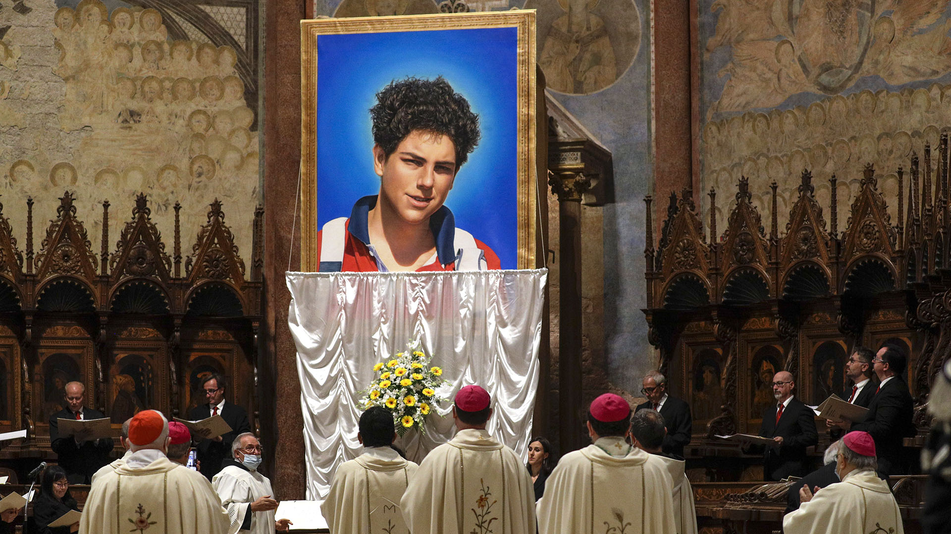 La imagen de Carlo Acutis que fue descubierta el día de su beatificación en Asís (AP Photo/Gregorio Borgia)