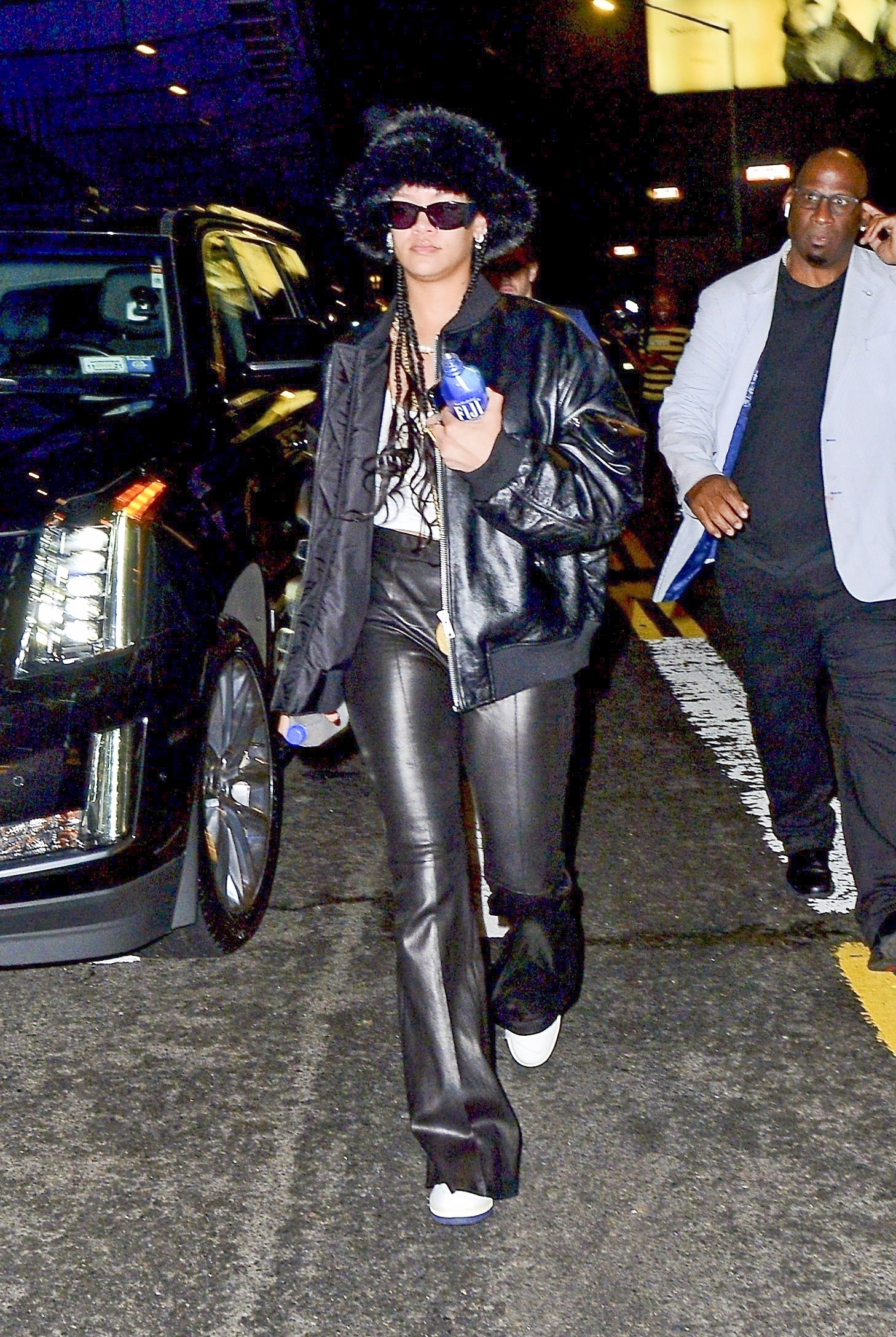 Rihanna y su pareja, el rapero ASAP Rocky, fueron a comer a un exclusivo restaurante de Nueva York y fueron fotografiados cuando salían del salón y regresaban a su auto. La cantante llevó un conjunto de pantalón y camera de cuero que combinó con su sombrero de piel sintética