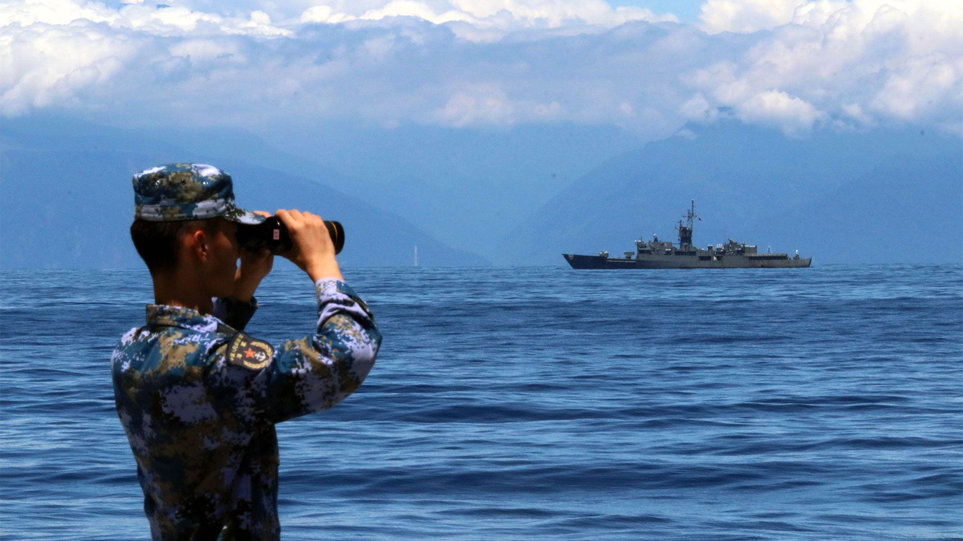 Un miembro del Ejército Popular de Liberación mira la fragata Lan Yang de Taiwán  (Lin Jian/Xinhua via AP)