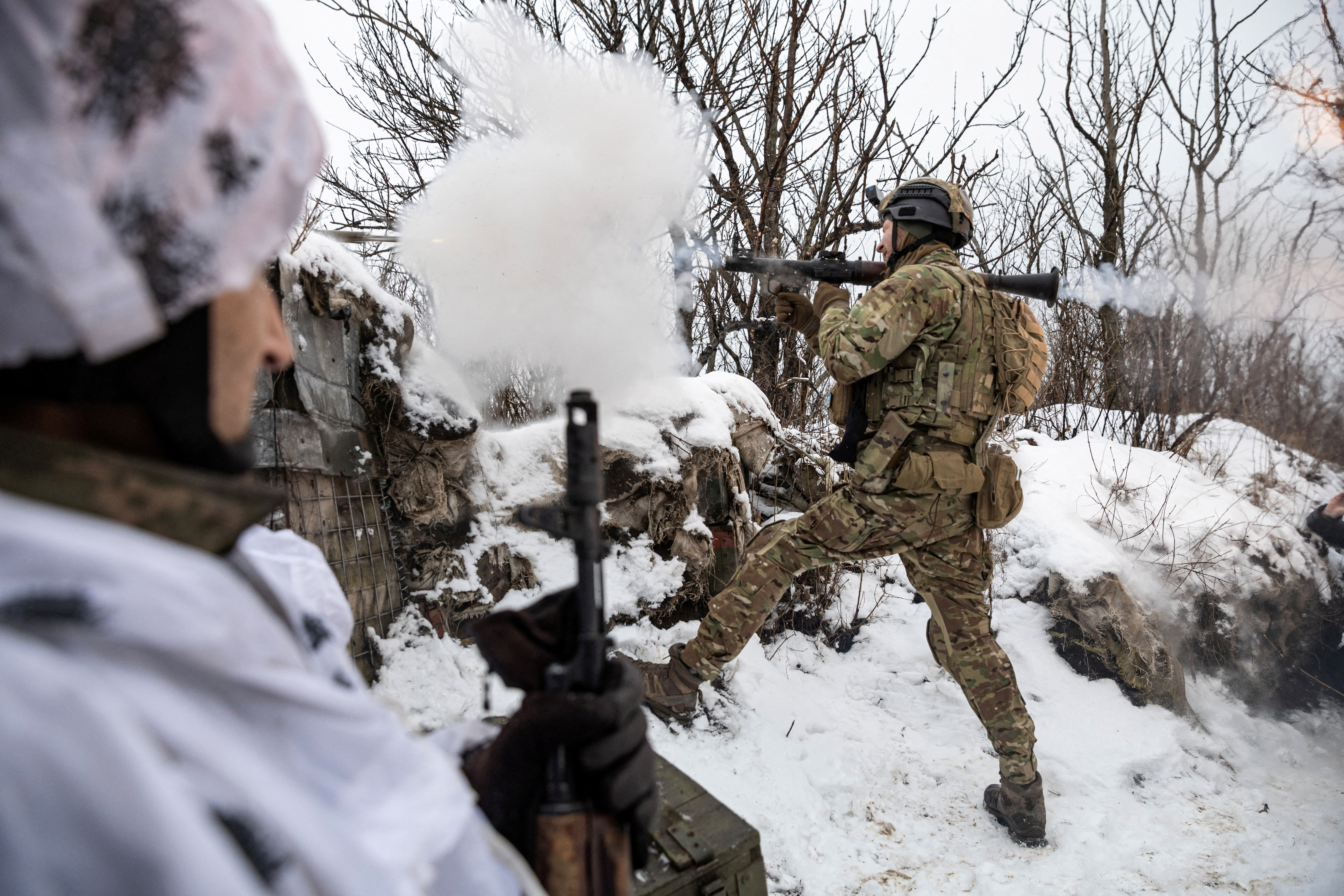 Un soldado ucraniano dispara una granada propulsada por cohete (RPG)  (REUTERS/Marko Djurica)