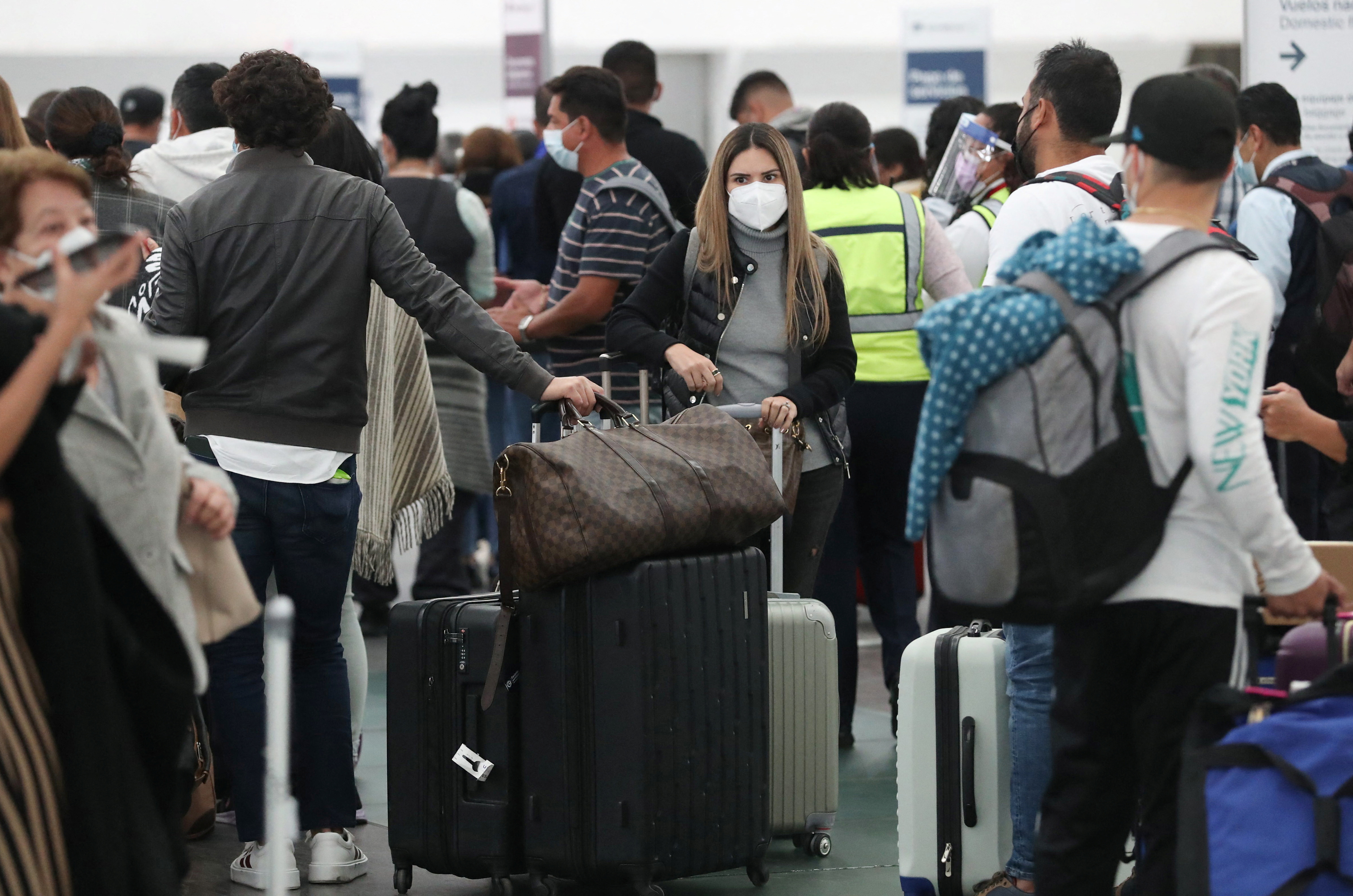 Los pasajeros esperan sus vuelos en el mostrador de Aeroméxico después de que más de 70 pilotos de Grupo Aeroméxico dieron positivo por COVID-19 en el AICM (Foto: Reuters)