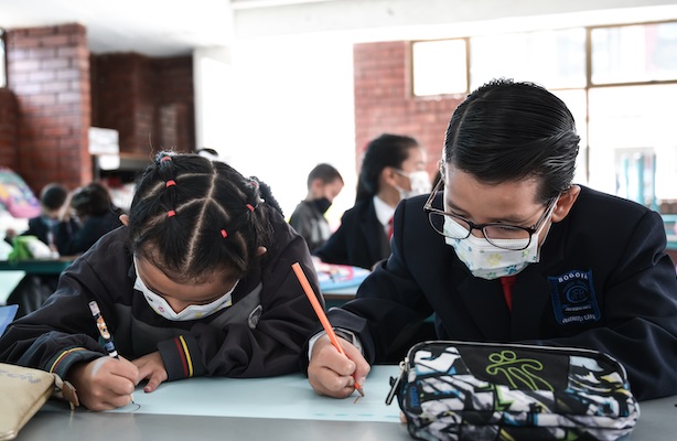 15% de los estudiantes volvieron a clases presenciales, así transcurrió la primer jornada escolar del 2022 Foto: Secretaría de Educación de Bogotá