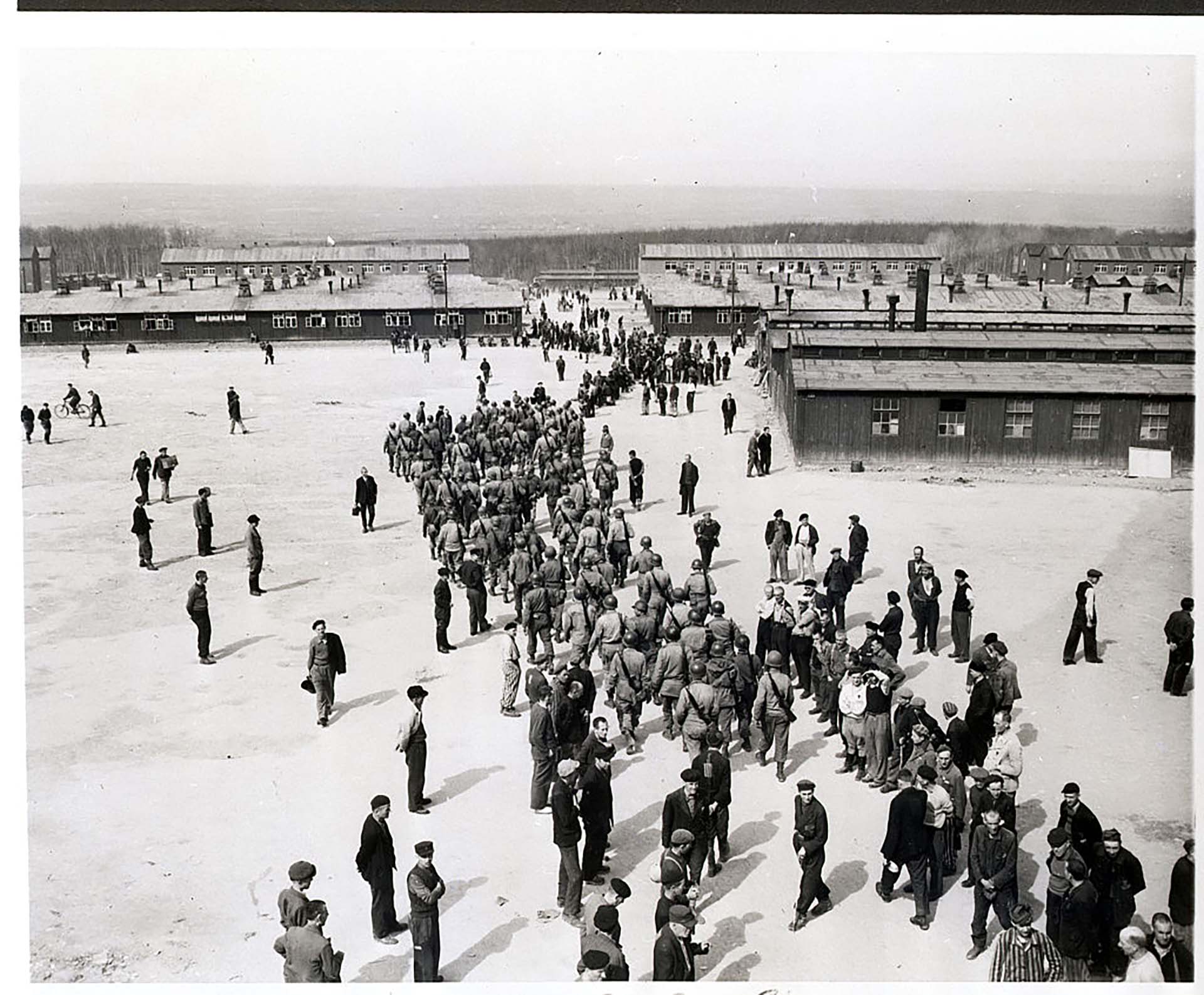 Tropas del Tercer Ejército de EE. UU. marchan hacia el campo de concentración de Buchenwald cerca de Weimar, Alemania, después de su liberación (Bettmann Archive)