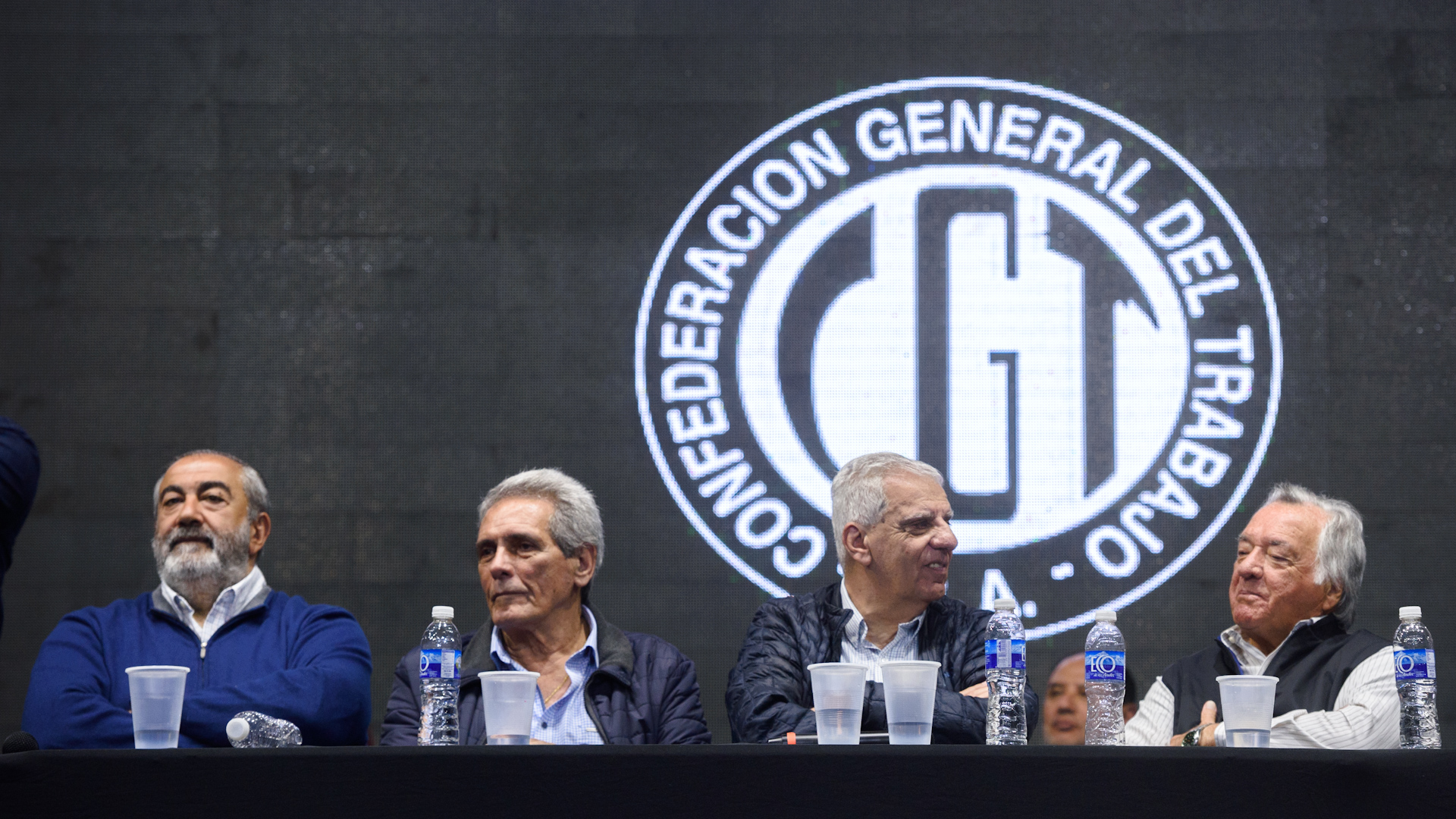 Héctor Daer, Carlos Acuña, José Luis Lingeri y Luis Barrionuevo, en el acto de la CGT en Obras Sanitarias (Foto Adrián Escandar)