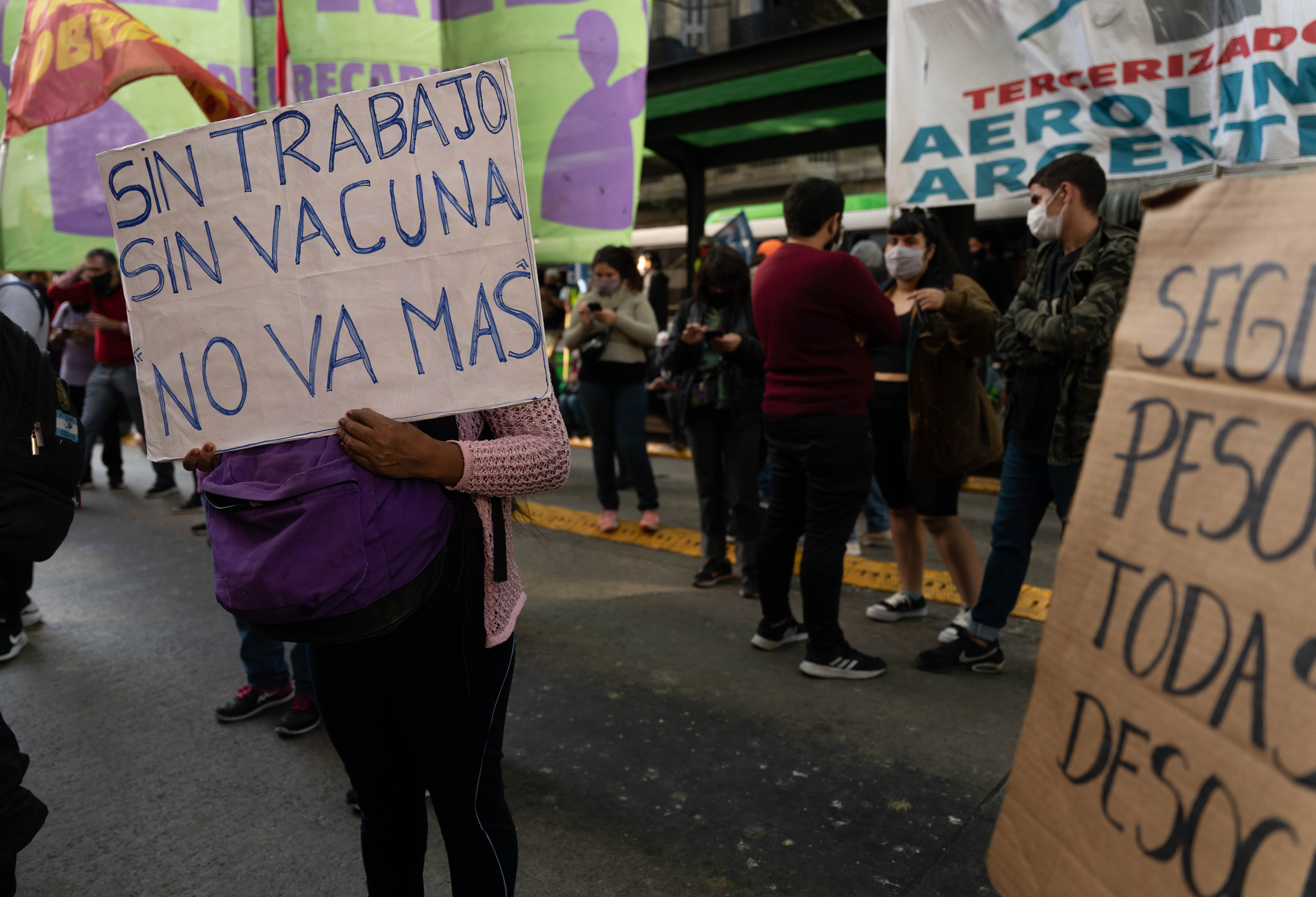 Protesta de dueños y empleados de restaurantes en Buenos Aires frente a las restricciones del gobierno nacional (Foto: Franco Fafasuli)