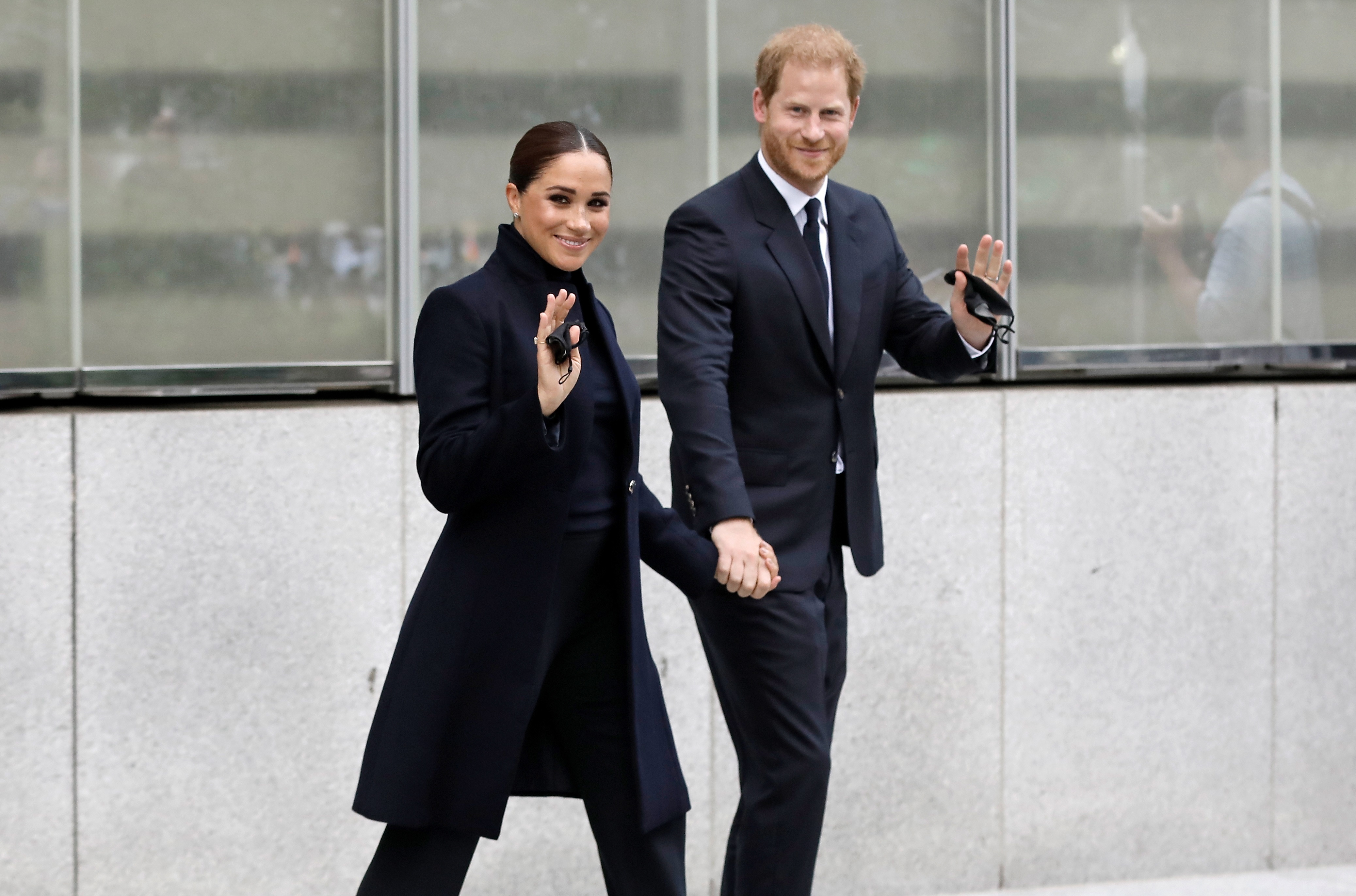El príncipe Harry y su esposa, Meghan Markle, caminan en Nueva York, el 23 de septiembre de 2021 (EFE)
