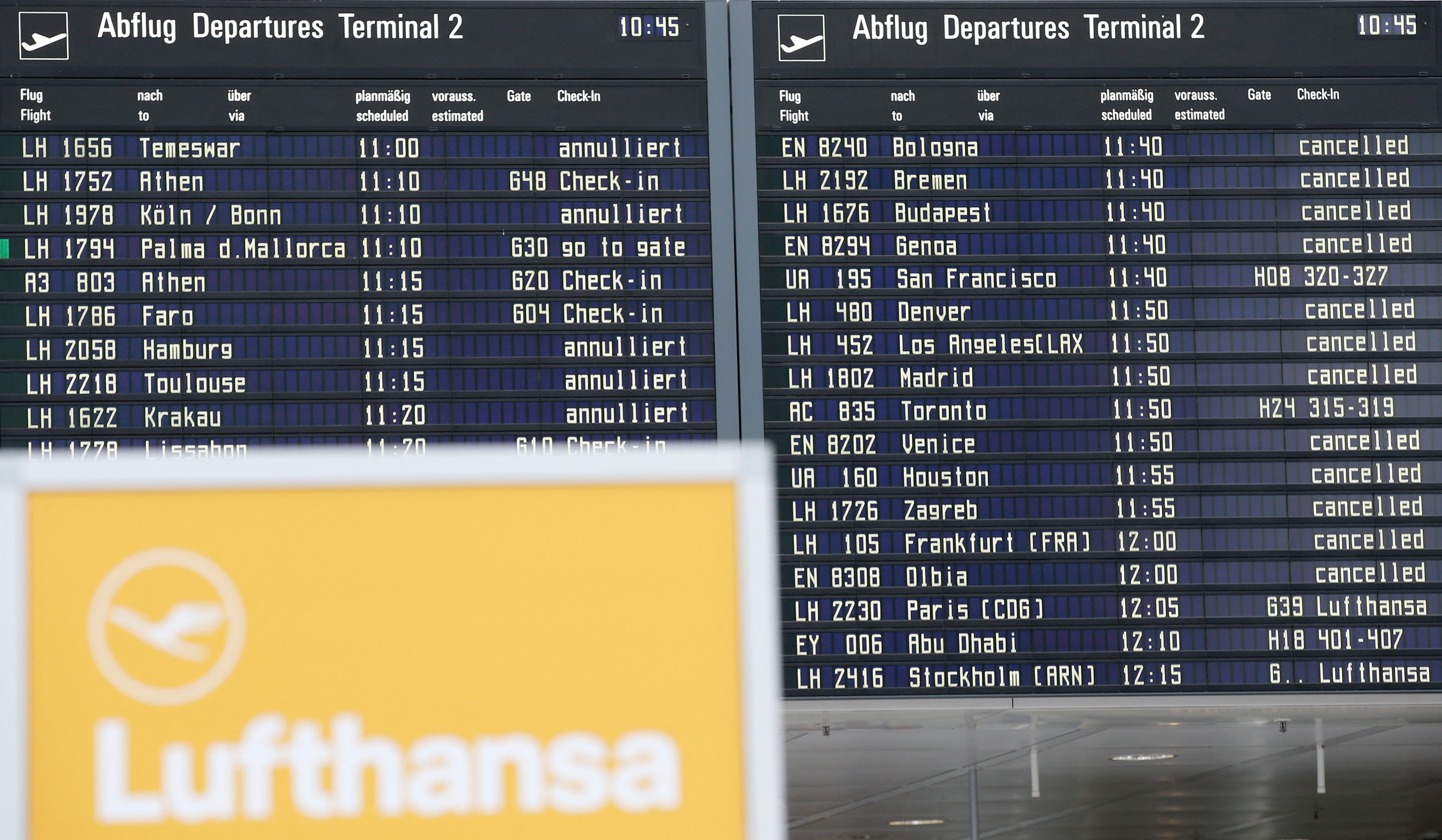 Paneles de salida que muestran los vuelos cancelados en el aeropuerto de Múnich durante una huelga de advertencia organizada por el personal de tierra de Lufthansa por la reclamación del 9,5% de los salarios por parte del sindicato alemán de trabajadores del sector público Verdi en Múnich, Alemania, el 27 de julio de 2022. REUTERS/Michaela Rehle