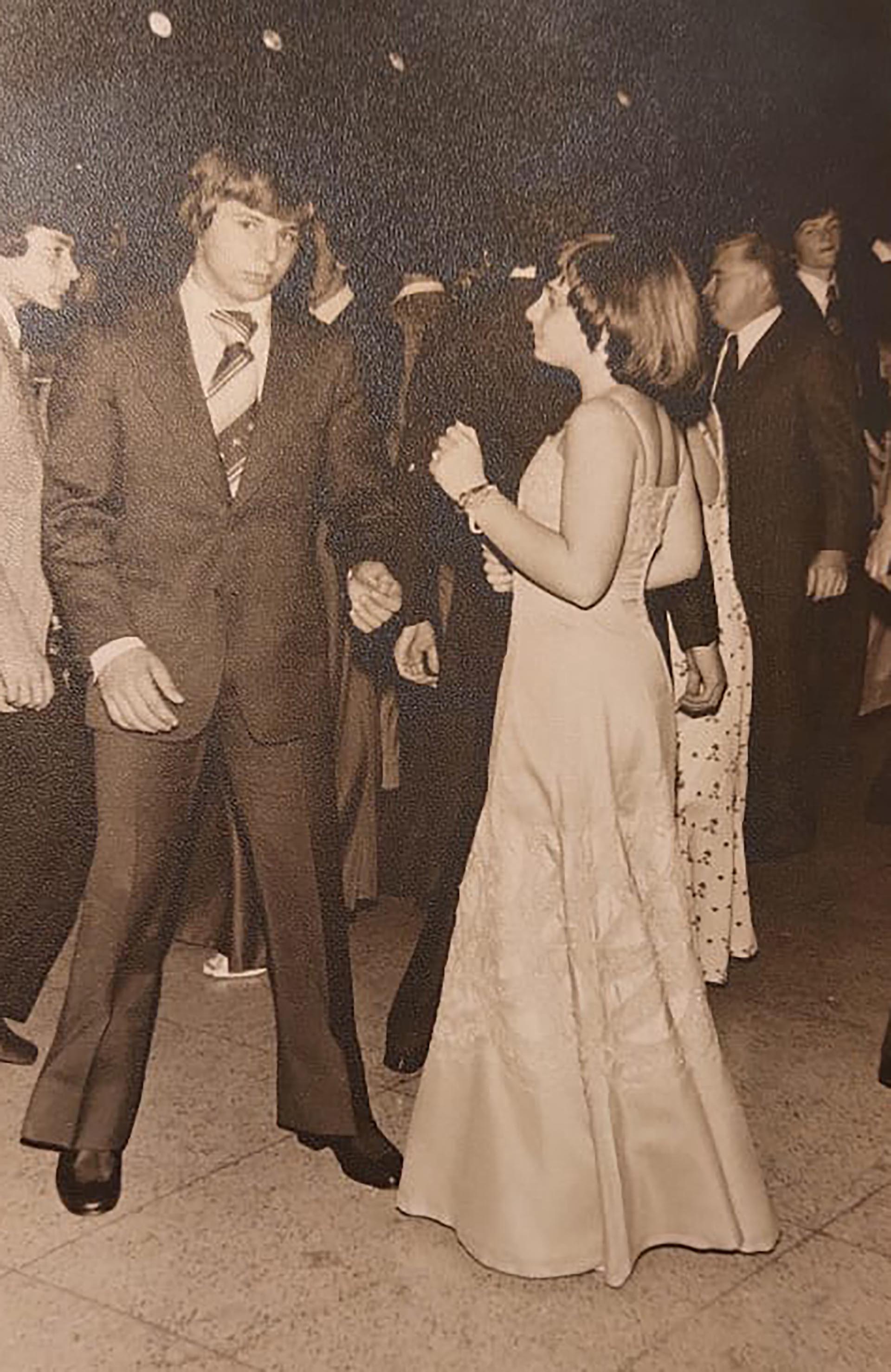 Un baile en la década del 70. Gaby se le declaró en un "asalto" en su juventud bailando lentos  el 22 de mayo de 1977