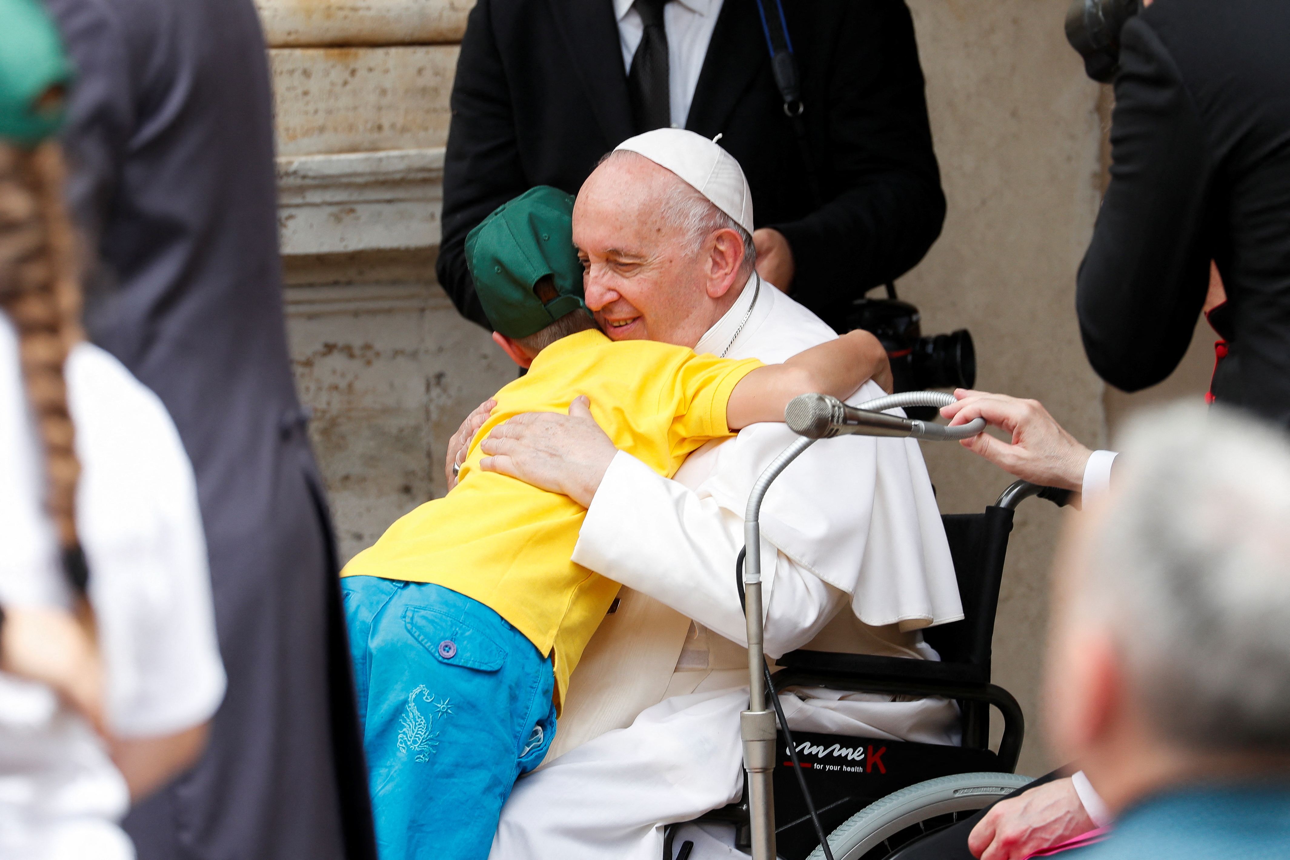 El papa Francisco abraza a un niño durante una reunión con pequeños ucranianos que huyeron de su país debido a la invasión de Rusia (REUTERS/Remo Casilli)