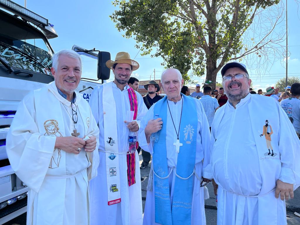 Monseñior Eduardo García, obispo de San Justo (izq) y monseñor Jorge Torres Carbonell, obispo de Laferrere (3° desde la izq), acompañados por sacerdotes de sus diócesis