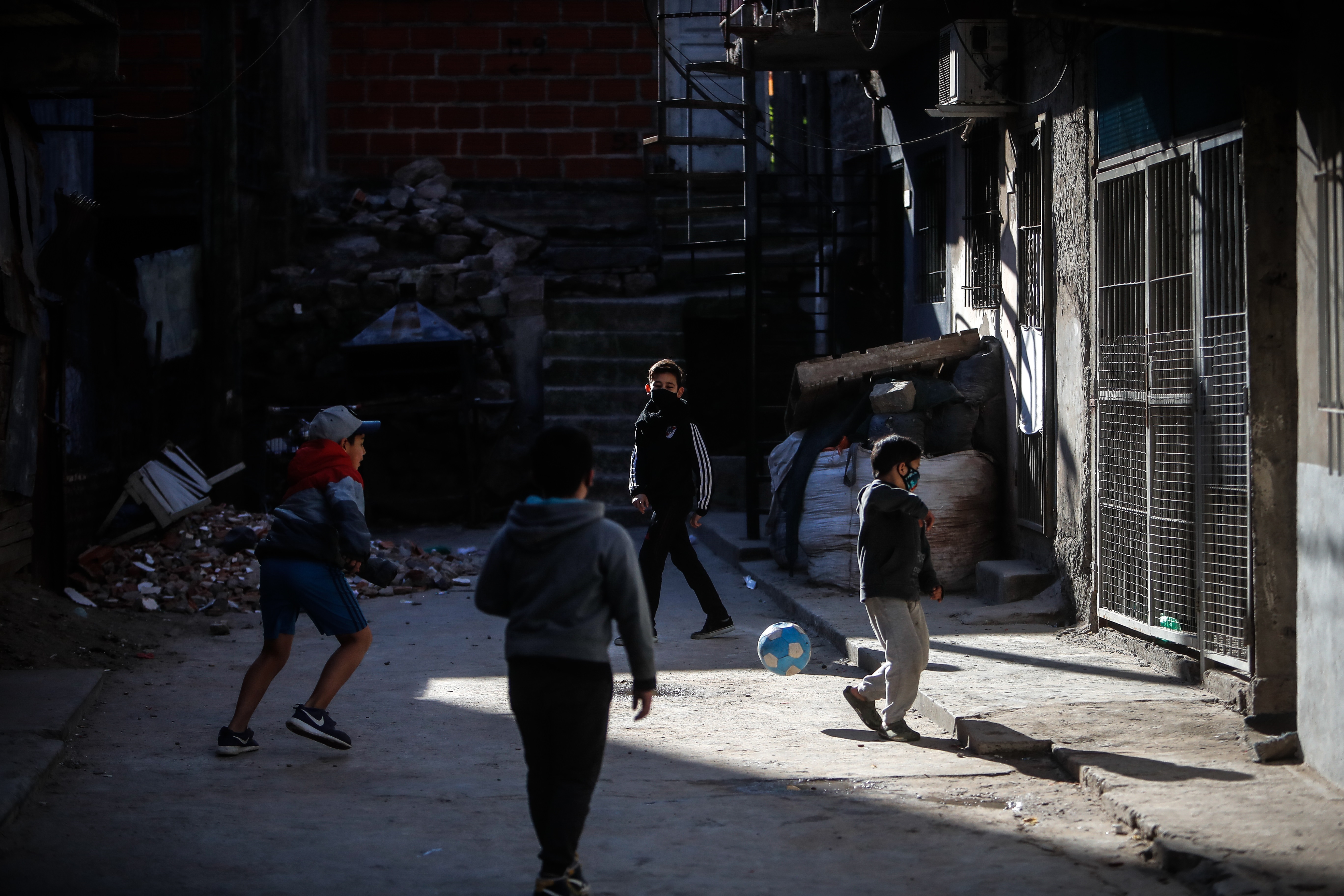 Niños jugando en la calle (Foto: EFE/Juan Ignacio Roncoroni)
