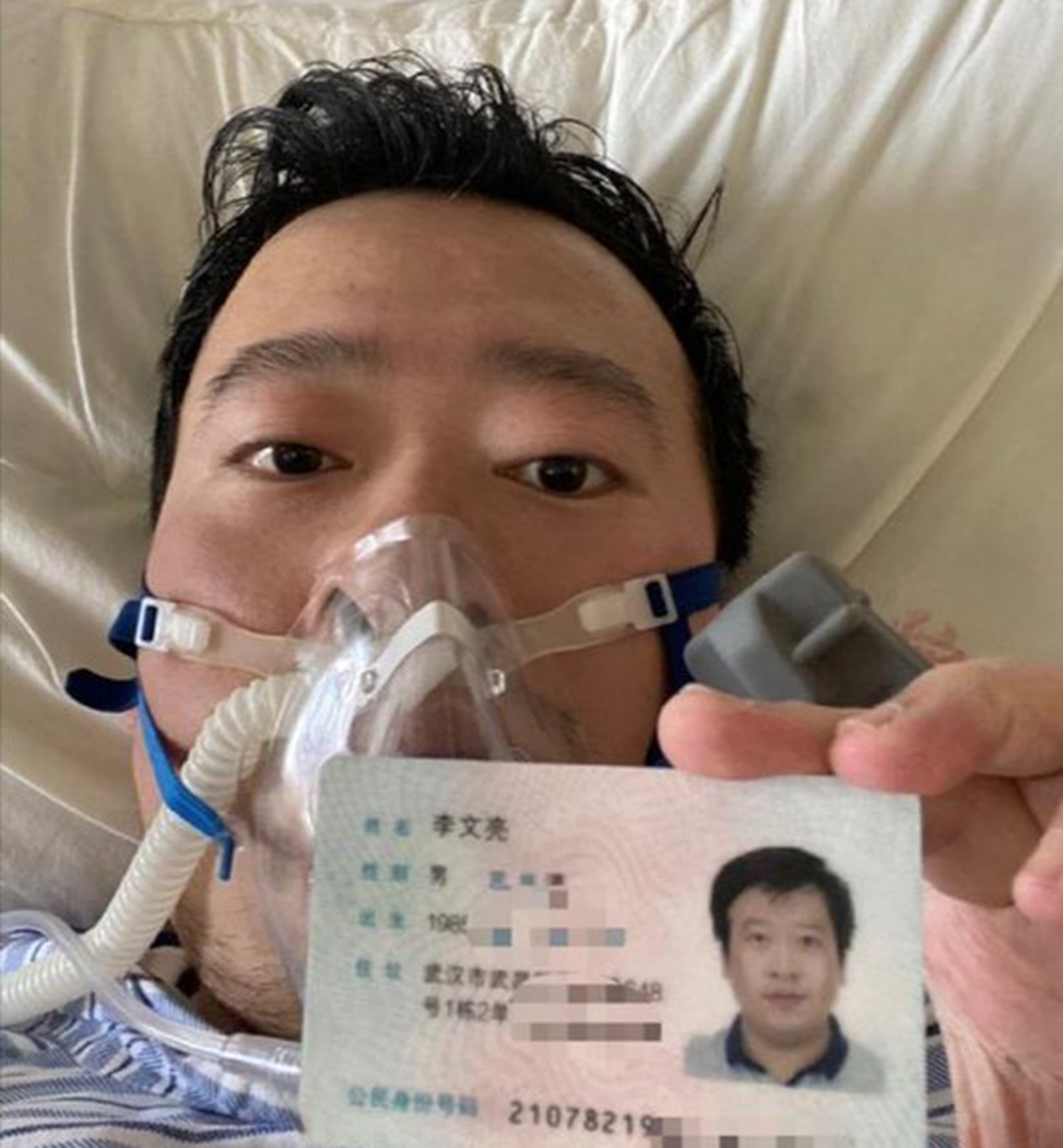 El médico Li Wenliang alertó a finales de diciembre de la aparición del nuevo coronavirus en Wuhan, pero fue convocado por la policía y acusado de propagar rumores. Murió por Covid-19 en febrero